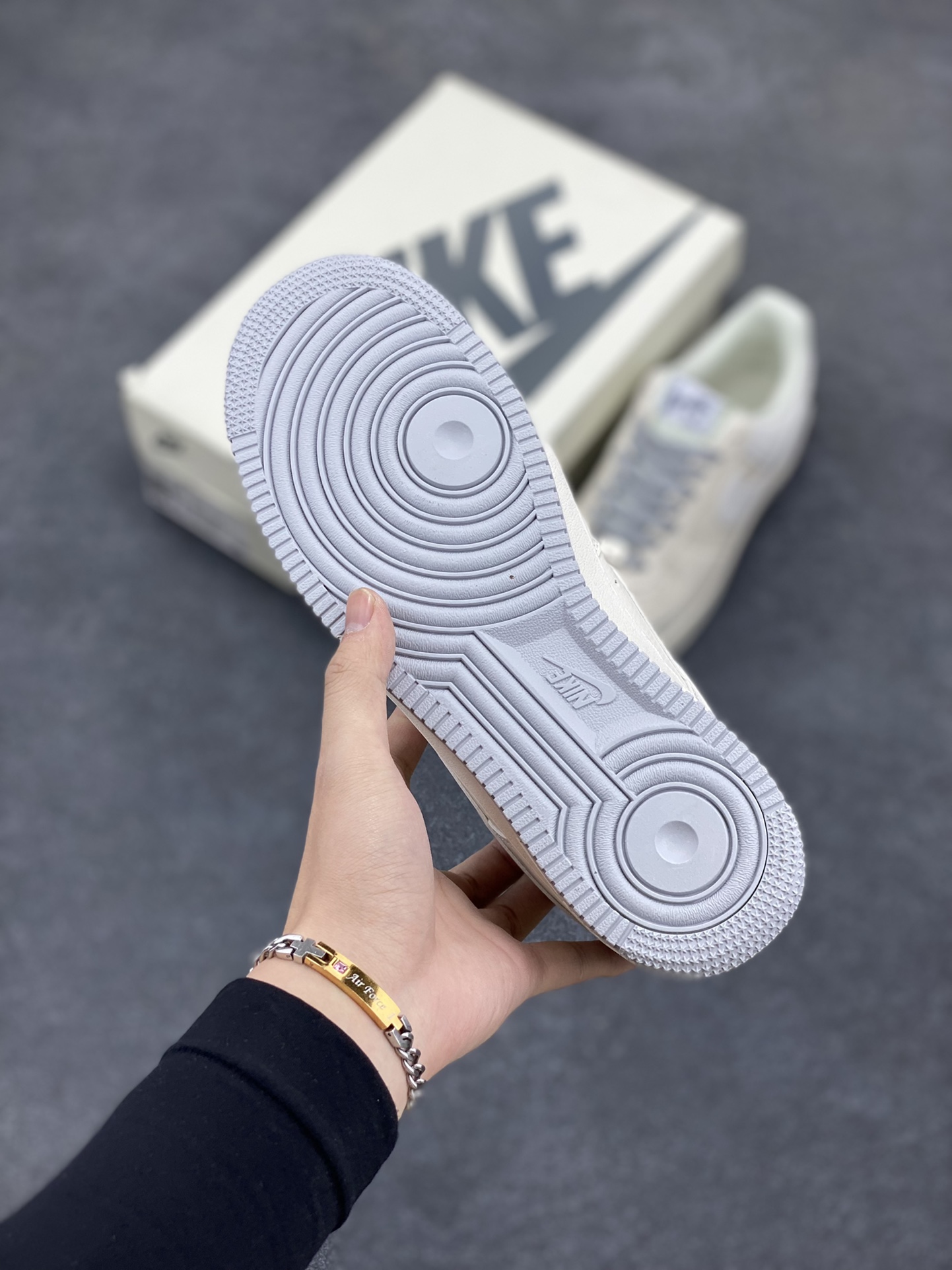 图片[5]-福利特价 NIke Air Force 1 \’07 Low “Bape联名–米灰满天星”空军一号 低帮 运动鞋 休闲鞋 折边针车 工艺难度大 原楦头原纸板 原装鞋盒 定制五金配件 内置全掌气垫 原厂鞋底 货号：FG6688-104 尺码：36 36.5 37.5 38 38.5 39 40 40.5 41 42 42.5 43 44 44.5 45-选品中心
