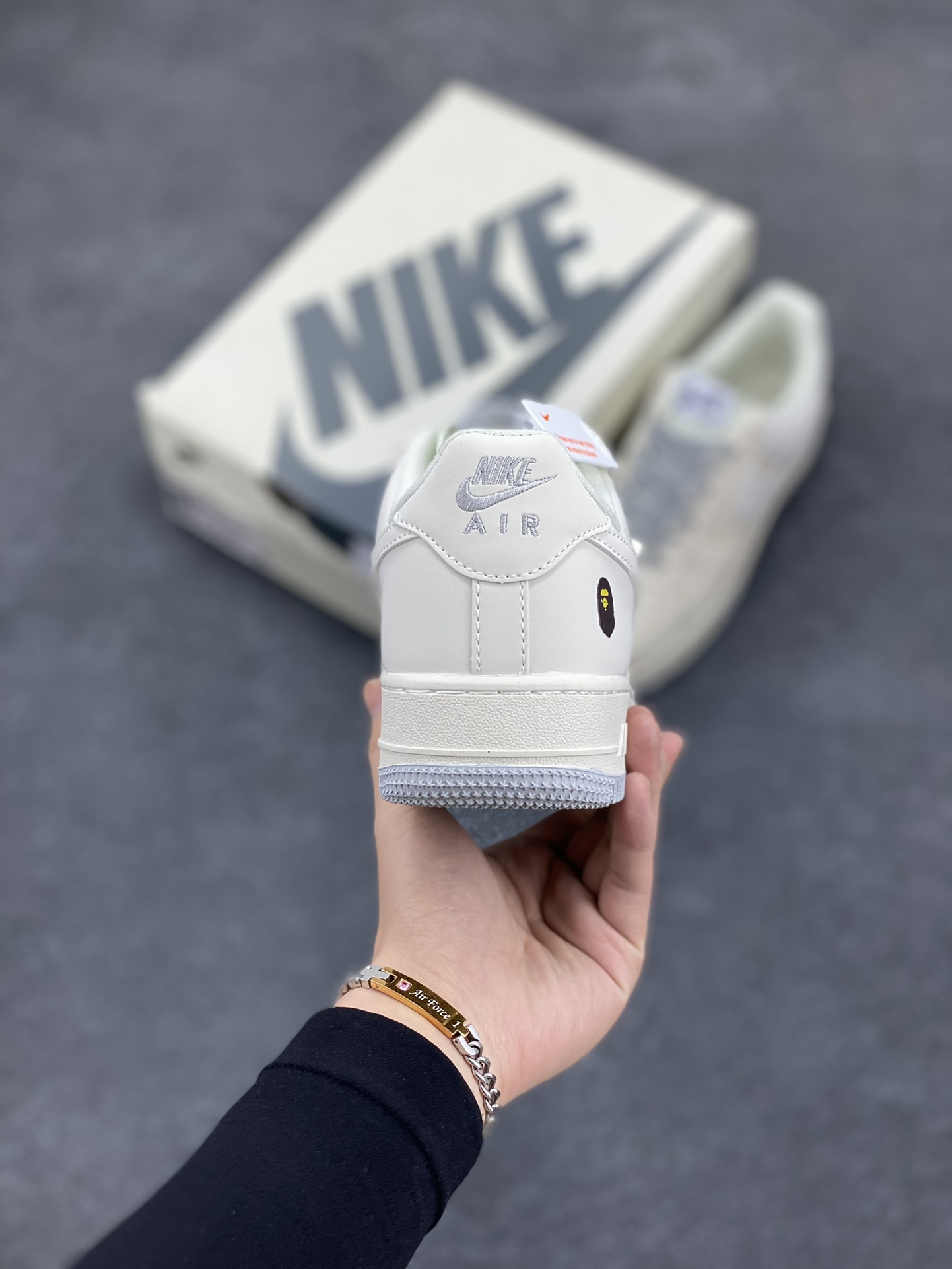 图片[4]-福利特价 NIke Air Force 1 \’07 Low “Bape联名–米灰满天星”空军一号 低帮 运动鞋 休闲鞋 折边针车 工艺难度大 原楦头原纸板 原装鞋盒 定制五金配件 内置全掌气垫 原厂鞋底 货号：FG6688-104 尺码：36 36.5 37.5 38 38.5 39 40 40.5 41 42 42.5 43 44 44.5 45-选品中心