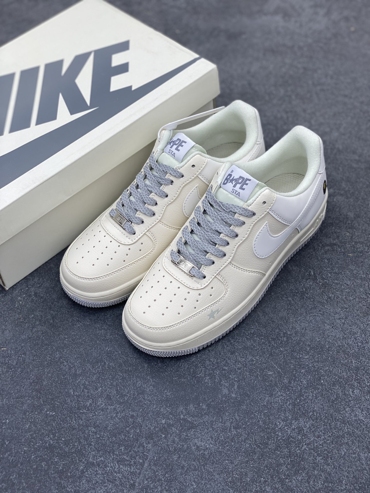 图片[8]-福利特价 NIke Air Force 1 \’07 Low “Bape联名–米灰满天星”空军一号 低帮 运动鞋 休闲鞋 折边针车 工艺难度大 原楦头原纸板 原装鞋盒 定制五金配件 内置全掌气垫 原厂鞋底 货号：FG6688-104 尺码：36 36.5 37.5 38 38.5 39 40 40.5 41 42 42.5 43 44 44.5 45-选品中心