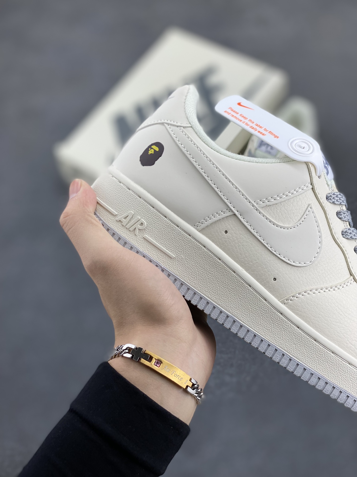图片[6]-福利特价 NIke Air Force 1 \’07 Low “Bape联名–米灰满天星”空军一号 低帮 运动鞋 休闲鞋 折边针车 工艺难度大 原楦头原纸板 原装鞋盒 定制五金配件 内置全掌气垫 原厂鞋底 货号：FG6688-104 尺码：36 36.5 37.5 38 38.5 39 40 40.5 41 42 42.5 43 44 44.5 45-选品中心