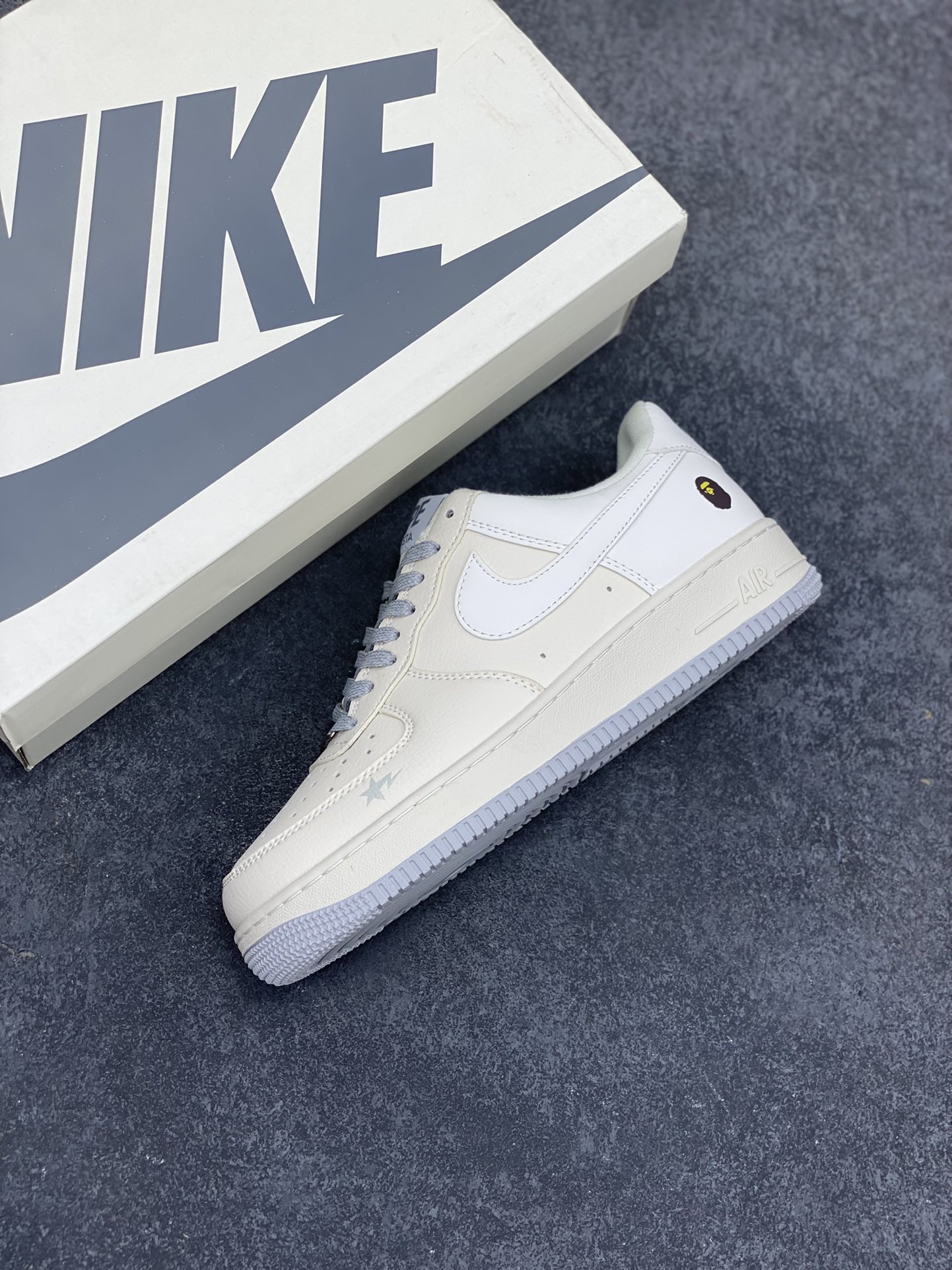 图片[7]-福利特价 NIke Air Force 1 \’07 Low “Bape联名–米灰满天星”空军一号 低帮 运动鞋 休闲鞋 折边针车 工艺难度大 原楦头原纸板 原装鞋盒 定制五金配件 内置全掌气垫 原厂鞋底 货号：FG6688-104 尺码：36 36.5 37.5 38 38.5 39 40 40.5 41 42 42.5 43 44 44.5 45-选品中心
