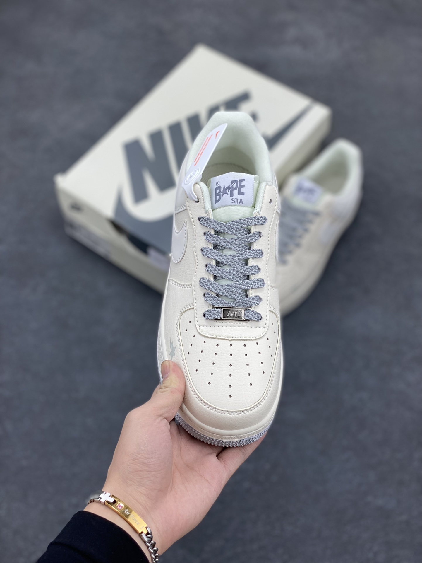 图片[2]-福利特价 NIke Air Force 1 \’07 Low “Bape联名–米灰满天星”空军一号 低帮 运动鞋 休闲鞋 折边针车 工艺难度大 原楦头原纸板 原装鞋盒 定制五金配件 内置全掌气垫 原厂鞋底 货号：FG6688-104 尺码：36 36.5 37.5 38 38.5 39 40 40.5 41 42 42.5 43 44 44.5 45-选品中心