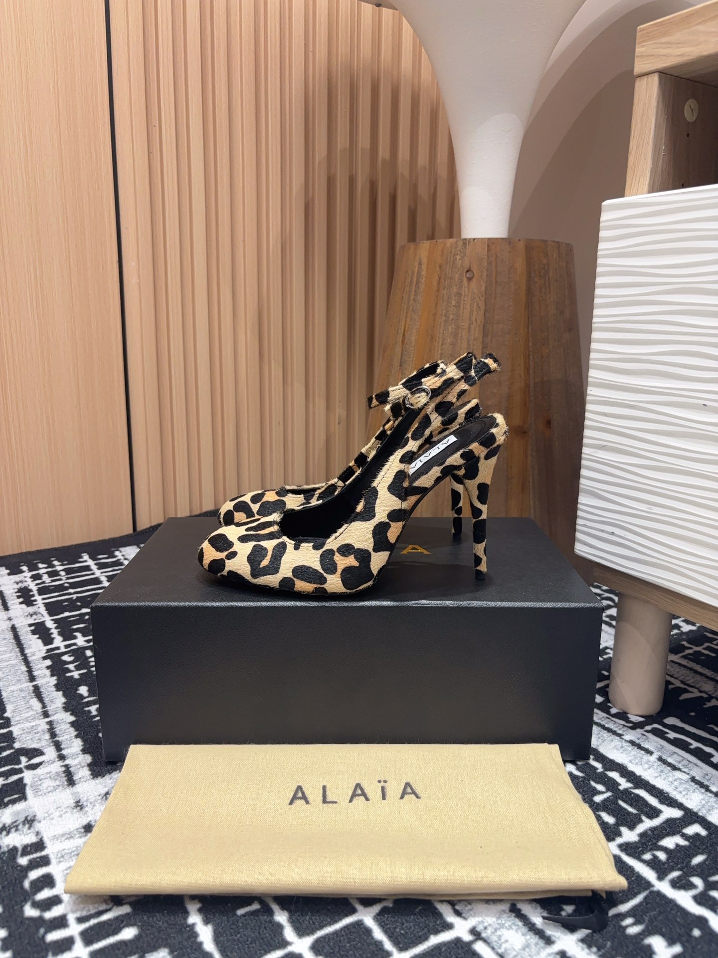 NO:165964,- 25Ss new ALAIA round-toe stiletto heel sandals This single shoe uses an ultra-high heel with a hollow design and is full of exquisite and elegant temperament. When you wear it, you will be a fashionable person!  Upper cow patent leather/horse, inner sheepskin inner heel height 10.5 sole Italian genuine leather sole size 35-39 (40,41 custom made without return), sandals, alaia, sandals, high heels, slippers, sheepskin19860909- 25Ss新款ALAIA圆头细高跟鞋凉拖鞋 这款单鞋采用超高鞋跟 后空设计 精致优雅的气质感满满 穿上它你就是时髦精！ 鞋面牛漆皮/马毛 内里羊皮内里 跟高10.5 鞋底意大利真皮鞋底 码数35-39（40,41定制不退换）,凉鞋,alaia,sandals,high heels,slippers,sheepskin,Women's Shoes