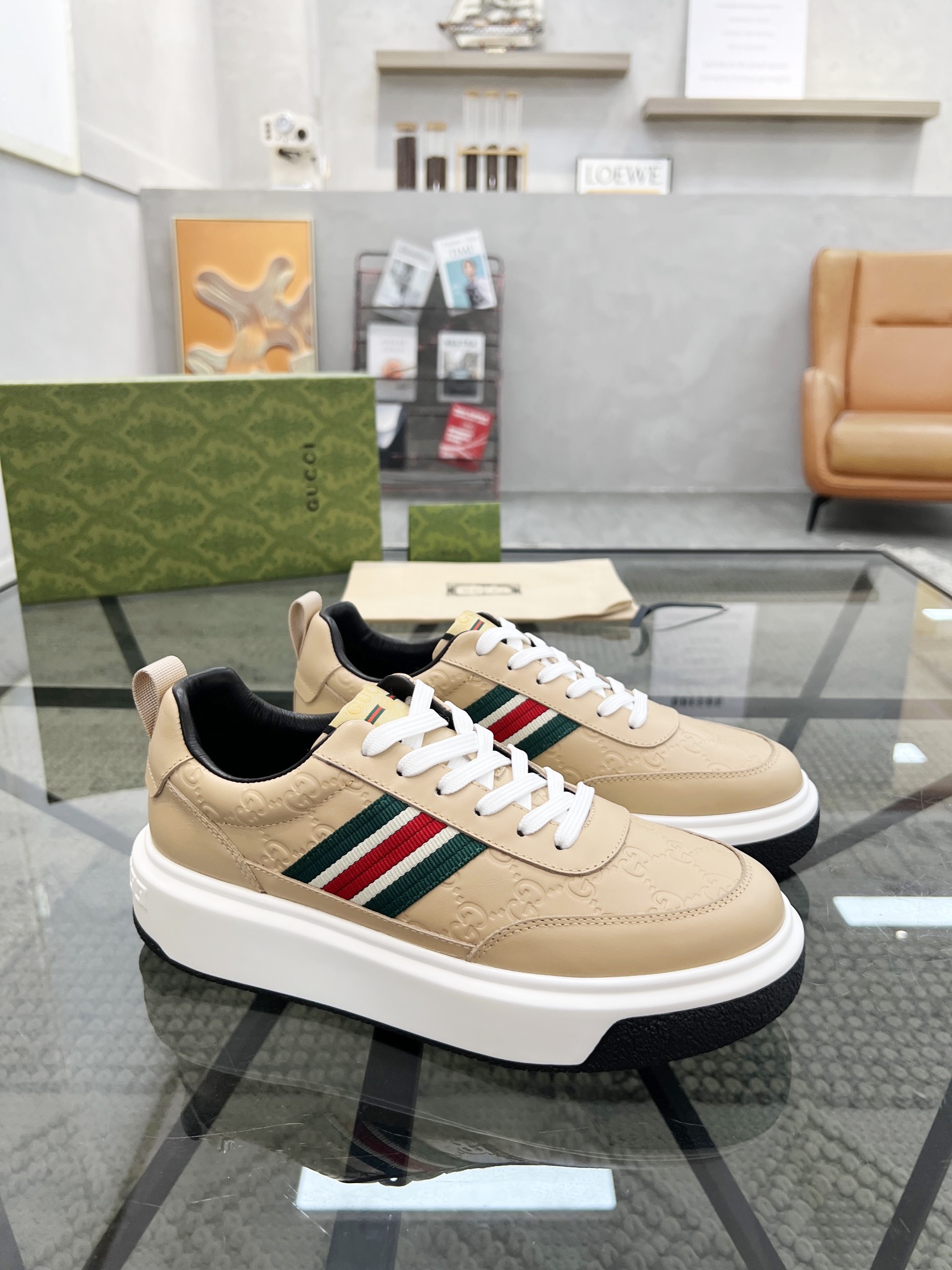 NO:221034,Brand G U C C I color original color matching Number of 38-44 Customized 45 Price Material Guqi counter synchronizes new casual shoes!  High quality Top version 1:1 made fashionable and trendy details impeccable with imported calfskin made of soft and comfortable cowhide inner foot feeling comfortable and superior quality original outsole, Guqi casual shoes, cowhide19860909品牌G U C C I 颜色原版配色 码数38-44定做45 价格 材质古奇专柜同步新品休闲鞋！高品质 顶级版本1:1制作时尚潮流细节无可挑剔采用进口小牛皮制作柔软舒适牛皮内里脚感舒适品质优越原版大底,古奇 休闲鞋,cowhide,Men's shoes