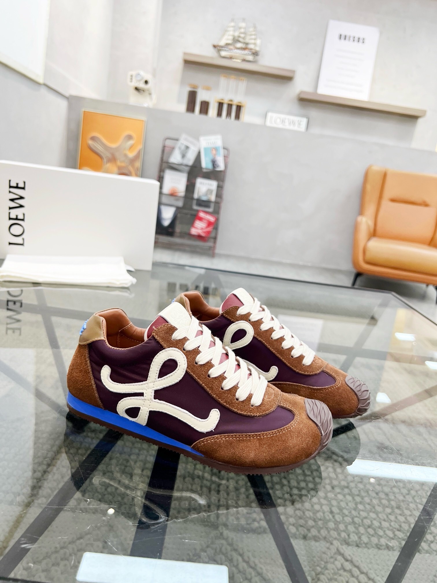 NO:222090,LOEWE/Loewede 2025 latest color matching German training full series [Couple model] Original development, worn for a few years, super classic series, Internet celebrities' favorite check-in shoes, fastest shipment, original one-to-one opening model, all materials and details are no different from zp original, please be sure to be the highest version on the market... Sports is endless, design is bold and luxurious, fashion craftsmanship and sports spirit create a perfect art piece. Good looking and comfortable to wear, shoes are very light, shopping runs away from zero pressure, couple model, multi-color selection, versatile product. Fabric: beef and sheepskin down cloth matching Inner: sheepskin foot pad: cowhide injection molding into height-enhancing foot pad Outsole: original opening model multi-layer combination anti-slip and wear-resistant bottom Packaging: original full set of packaging Women's code 35-36-37-38-39 (40 can be customized without support for return and exchange)  Men's code 39-40-41-42-43-44 (45 can be customized and does not support return and exchange), loewe,loewe,loewe,down jacket,cowhide,sheepskin19860909LOEWE/罗意威德2025最新配色德训全系列【情侣款】 原版开发,穿几年不过时的,超级经典系列,网红最热爱的打卡神鞋,最快出货,原版一比一开模,所有材料,细节根zp原版无差别,请认准高市场上最高版本…… 运动无止境,设计大胆奢华,时尚工艺与运动精神融合创造出一款完美艺术单品.好看好穿舒适,鞋子很轻便,逛街暴走零压力,情侣款,多色可选,百搭佳品. 面料:牛猄羊皮羽绒布搭配 内里:羊皮 垫脚:牛皮注塑成增高型垫脚 大底:原版开模多层组合防滑耐磨底 包装:原版全套包装 女码35-36-37-38-39（40可定做不支持退换货） 男码39-40-41-42-43-44（45可定做不支持退换货）,,loewe,loewe,down jacket,cowhide,sheepskin,Men's shoes