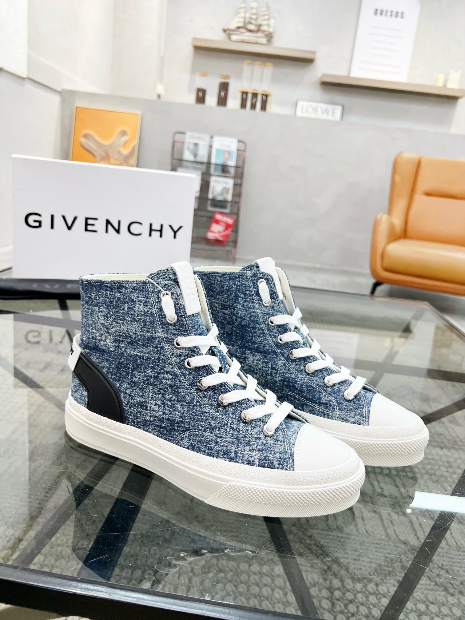 NO:220168,Brand GIVENCHY Color Original Color Number 35-44 Customized 45.46.47 Price Couple Model Material Givenchy New Men's High Group Top ·Original Product!  The upper is sold simultaneously with cowhide and color-blocked design of water-dyed cowhide leather. Original outsole. The style is fashionable, simple and generous. All-match style. Givenchy casual shoes. Givenchy, given, given, cowhide.19860909品牌GIVENCHY 颜色 原版配色 码数35-44定做45.46.47 价格情侣款 材质纪梵希新款男士高帮 顶级·原单货！精品好货专柜 同步发售鞋面采用牛皮搭配拼色设计水染牛皮里 原版大底 版型时尚简洁大方 百搭款,纪梵希休闲鞋,givenchy,givenchy,cowhide,Men's shoes