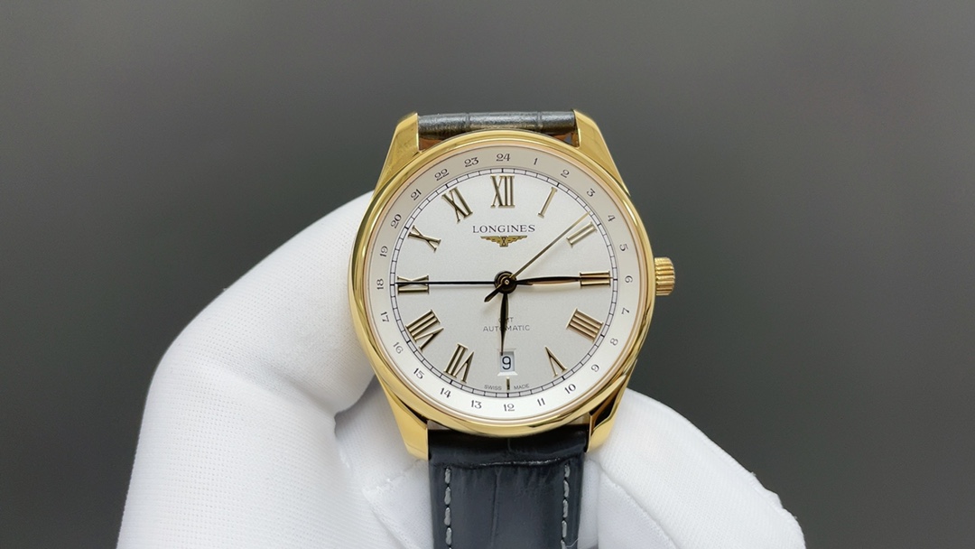 NO:392533,TW's new product, Longines' latest classic replica of GMT two-town time watches, the first new product!  The watch is newly matched with a new Roman dial, combining luxury, exquisiteness and use. The movement uses imported 2836 all-in-one GMT, and the authenticity is synchronized and accurate in time. The watch is 40mm in diameter and is equipped with an anti-glare sapphire mirror. The belt uses imported Italian gray top calfskin. The Roman numerals are more vivid and visual depth. The black hands can better display the GMT function. The famous watch has always been famous for its classic and elegant style. Longines, cowhide19860909TW新品浪琴最新名匠经典复刻GMT两地时腕表,新品首推 ！ 腕表新搭配焕新设计的罗马表盘,集奢华,精致和使用于一身.机芯采用进口2836一体机GMT两地时, 正品同步,走时精准 , 腕表直径40mm,配备防眩目蓝宝石镜面,皮带采用进口意大利灰色头层小牛皮, 罗马数字更加生动,更添视觉深度,黑色指针更能显示GMT功能,名匠腕表向来以携永经典,优雅内敛的风格而著称,,longines,cowhide,Watch