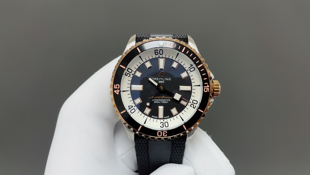NO:392550,GR Breitling Super Marine Series 42mm watch. 1 The diving watch must not only meet the clear reading, but also be convenient to operate. This time mark and pointer have a maximum luminous coating to ensure that it can be read clearly in the dark deep sea, like a small light bulb in the dark; convenience is inseparable from the pit-patterned ceramic bezel and a folding buckle with a micro-tucked buckle; it is matched with a precise mechanical movement and wear-resistant double spherical sapphire glass. 2 Geometric pointers are clear and stylish. The pointers of this watch bring geometric charm to the extreme. The novel and harmonious combination is not only clear when reading, but also unforgettable at first sight.  3. Listen to the sound to distinguish the watch, which is easy to operate. People who like mechanical watches are also fascinated by the sound when they are wound and rotated. Listening to the clear rhythm, the hands seem to be able to clearly feel the smooth operation of each component. The details of the one-way rotating bezel and the screw-in crown make the wearer easy to operate even with long nails, and every time they interact with the watch, they hear the crisp and pleasant mechanical sound. 4. There are many choices, so you should try it boldly. The dial logo, bezel scale, hour mark, etc. of the Super Ocean series are as pure as possible in color matching and details to highlight the colorful disc colors. Multi-color ceramic circles match with colorful discs, with more diverse choices, breitling19860909GR 百年灵超级海洋系列42mm腕表. 1潜水表既要满足清读时,更要操作便捷.此款时标和指针大限度的夜光涂层,保证在昏暗的深海能清晰读时,如在黑暗中的小灯泡一样；便捷则离不开带坑纹的陶瓷表圈、微拉扣的折叠表扣；配搭精准机械机芯与耐磨的双球形蓝宝石玻璃. 2 几何指针,清晰更有型.此款腕表的指针将几何魅力挥洒到极致,新奇而和谐的组合,不但读时清晰,更一见难忘. 3听声辨表,操作便捷.喜欢机械腕表的人,也多为上链时、旋转表圈时的声音着迷.听着那分明的节奏,手下似乎更能清晰地感受到各个部件在流畅运转.单向旋转表圈、旋入式表冠在细节上的处理使得佩戴者即使是长指甲也能轻松操作,并且每一次与腕表互动都听到那清脆悦耳的机械声. 4选择众多,宜大胆尝试.超级海洋系列的表盘Logo、表圈刻度、时标等在配色和细节上都尽可能的纯粹,以凸显多彩的盘面颜色.多色陶瓷圈与多彩的盘面配搭,拥有更多样化的选择,,breitling,Watch