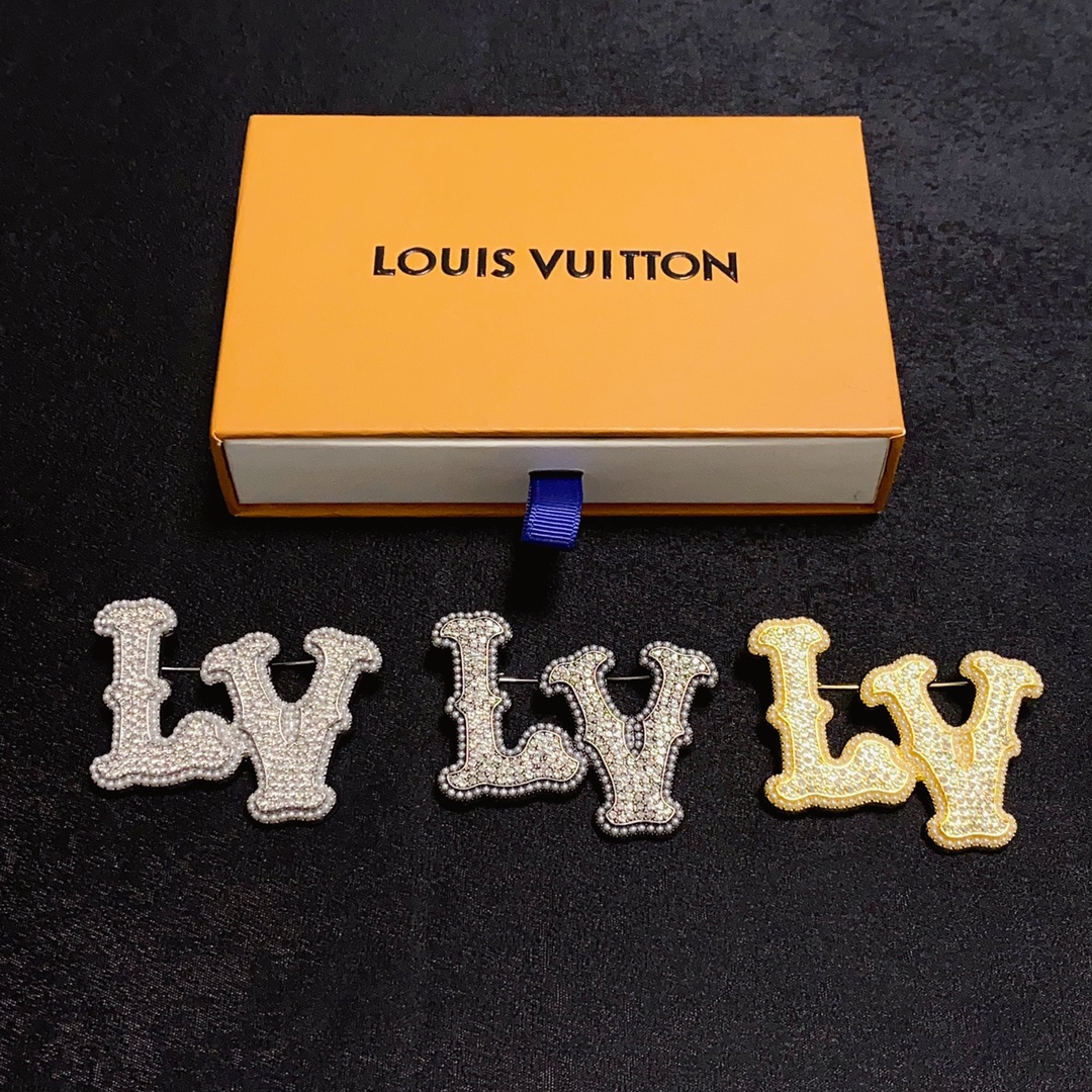 NO:109977,Louis Vuitton Louis Vuitton The new counter is made of diamond letters, the three-color retro LV brooch LV is the jewelry that understands women the most. Women who devote all their efforts to be themselves often cherish the meaning of the brooch more. The LV lady pins the brooch on the hat and tells the fashionable ladies who imitate her [the brooch is very practical, it can be pinned on the suit collar, pocket, hat, belt or evening gown, jewelry boutique, louis vuitton, louis vuitton, louis vuitton, business suit, brooch, breastpin, hats19860909Louis Vuitton 路易威登 专柜新款镶满钻字母小珍珠金色胸针,三种色复古LV胸针Lv是最懂女人的饰物.那些倾注了全部心血去做自己的女人,往往更珍惜胸针的意义.LV女士把胸针别在帽子上,并告诉那些模仿她的时髦女士们[胸针可是非常实用,它可以别在西装领上、口袋上、帽子上、腰带上或者是晚礼服上,饰品精品,louis vuitton,louis vuitton,louis vuitton,business suit,brooch，breastpin,hats,Jewelry