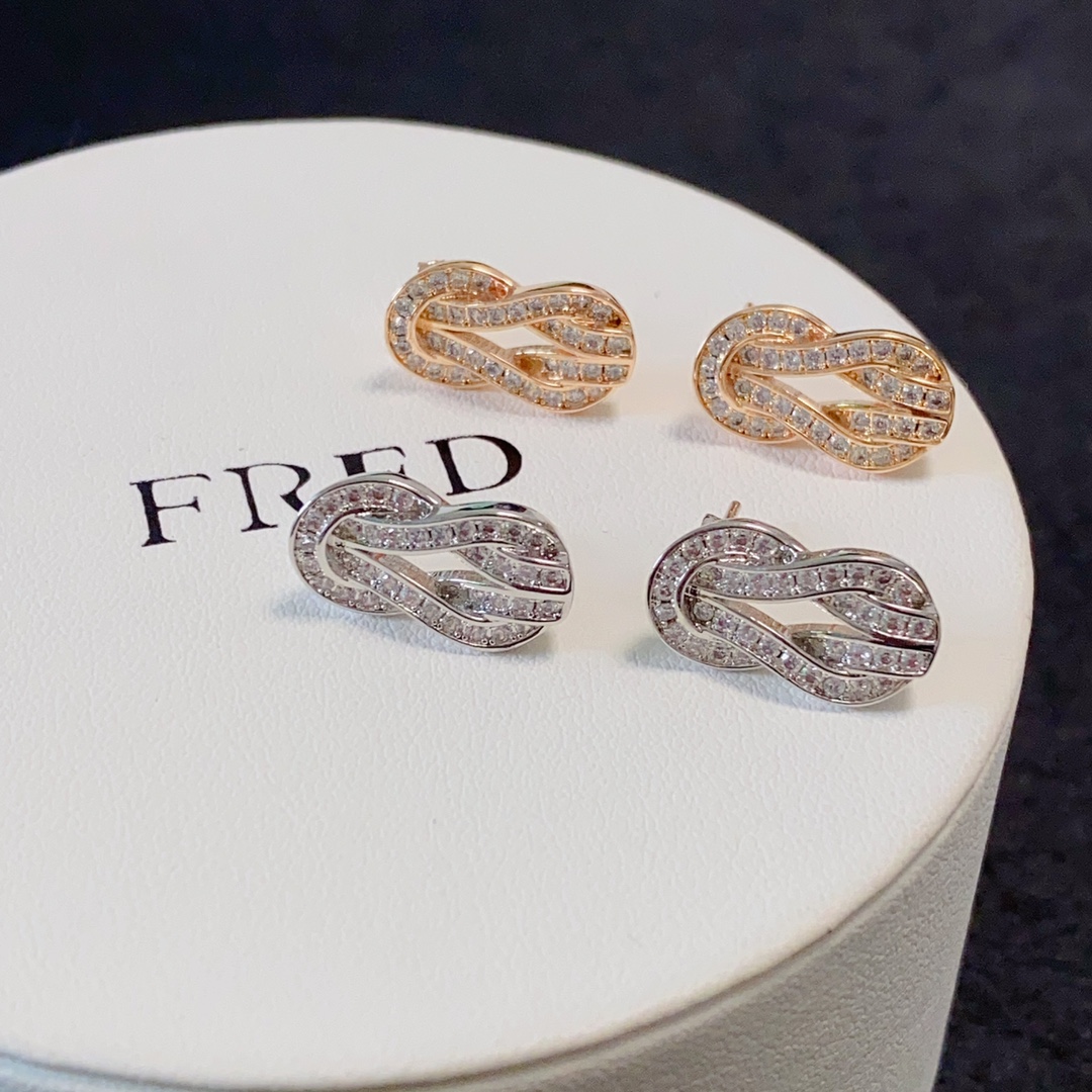 NO:109958,New product releases hot rose gold Fred Fred full diamond small horse hoof 8-character buckle neutral high-quality small earrings big brand fashion exquisite FORCE series earrings high-end customization ~ Yajin micro electroplating 18k gold craft Seiko horse hoof buckle head earrings!  The upper body effect is very versatile. Internet celebrity experts. A must-have item for fashion. Rose gold buckles for men and women. Couple styles, jewelry quality, earrings19860909新品发布火爆玫瑰金费雷德 Fred斐登满钻小马蹄8字扣中性款高品质小耳钉大牌 时尚 精致FORCE 系列耳环高端定制～亚金微电镀18k金工艺 精工马蹄扣头耳钉！上身效果非常百搭 网红达人 时尚一族必备单品 玫瑰金扣头男女同款情侣款,饰品精品,earrings,Jewelry