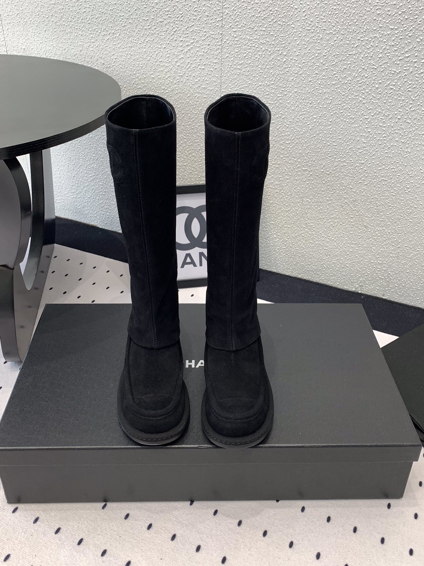 NO:443276,Chanel classic show style four-season trousers and boots. Highly recommended. The fairy boots you must buy. They make your legs look longer!  The King of Ratio!  The designer's style emphasizes structure. The beauty of conciseness and transgender!  The upper is made of original top-layer mercerated calfskin, full of texture!  14 inches tall, cylinder circumference 360, inner foot pad, water dyed sheepskin, original molded rubber combination, size 35-41 (40 41 custom made, non-return and exchange), boots, chanel, boots, cowhide, sheepskin19860909Chanel经典秀款四季裤筒靴 强烈推荐 一定要买的神仙靴子 贼显腿长！比例王！ 设计师风格强调结构.简练与跨性别之美！ 鞋面采用原版头层高丝光小牛皮,质感满满的！高14寸 筒围360 内里垫脚水染羊皮 原版开模橡胶组合大底 码数35-41（40 41定做不退换）,靴子,chanel,boots,cowhide,sheepskin,Women's Shoes