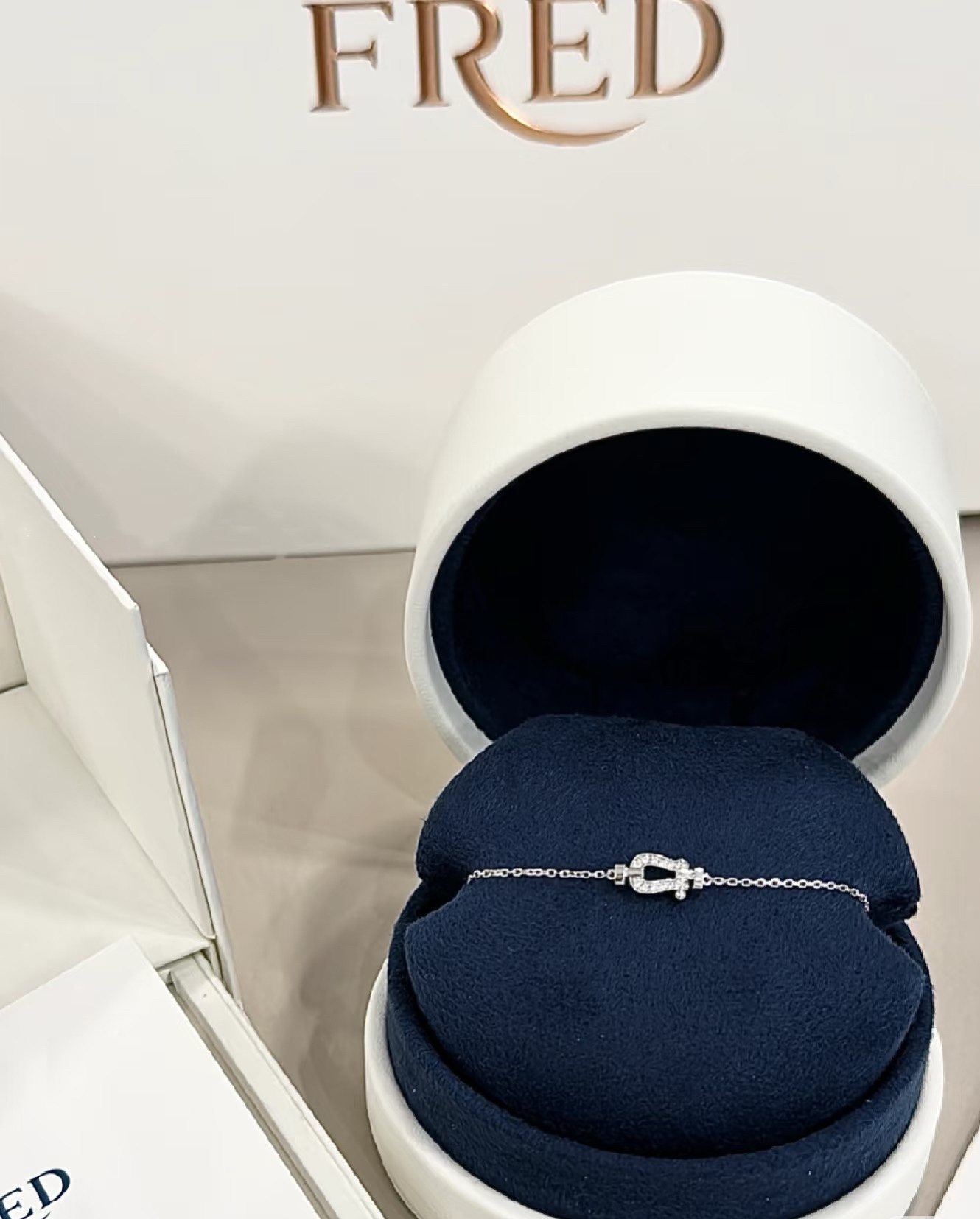 NO:380131,Ferredman Diamond Horseshoe Buckle Bracelet, Seiko Micro Inlay, High-end Customization, Counter Material, Thickened Electroplating Technology, Logo, Simple and High-end, Full of temperament, You can be worn with many bracelets and bracelets in daily life., Boutique jewelry, bracelet, bracelet19860909批  费雷德满钻马蹄扣手链,精工微镶,高端定制,专柜材质,加厚电镀工艺,带logo,简约又有高级感,气质拉满,日常可以和很多手链手镯叠戴.,饰品精品,bracelet,bracelet,Jewelry