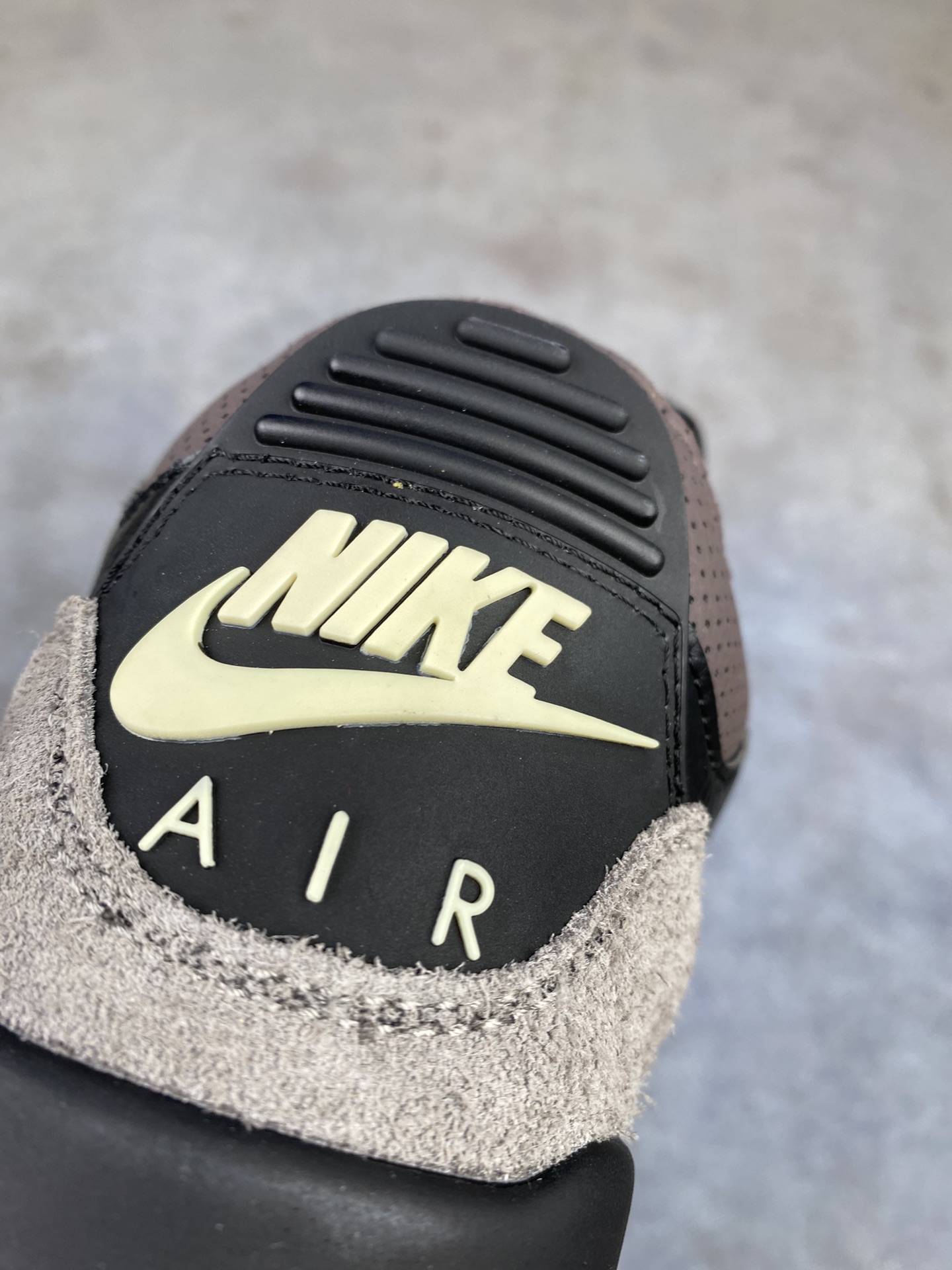 AJ3系列特价
年终套现 ✊✊
Air Jordan AJ3 Retro 白灰 CT8532 106
目
