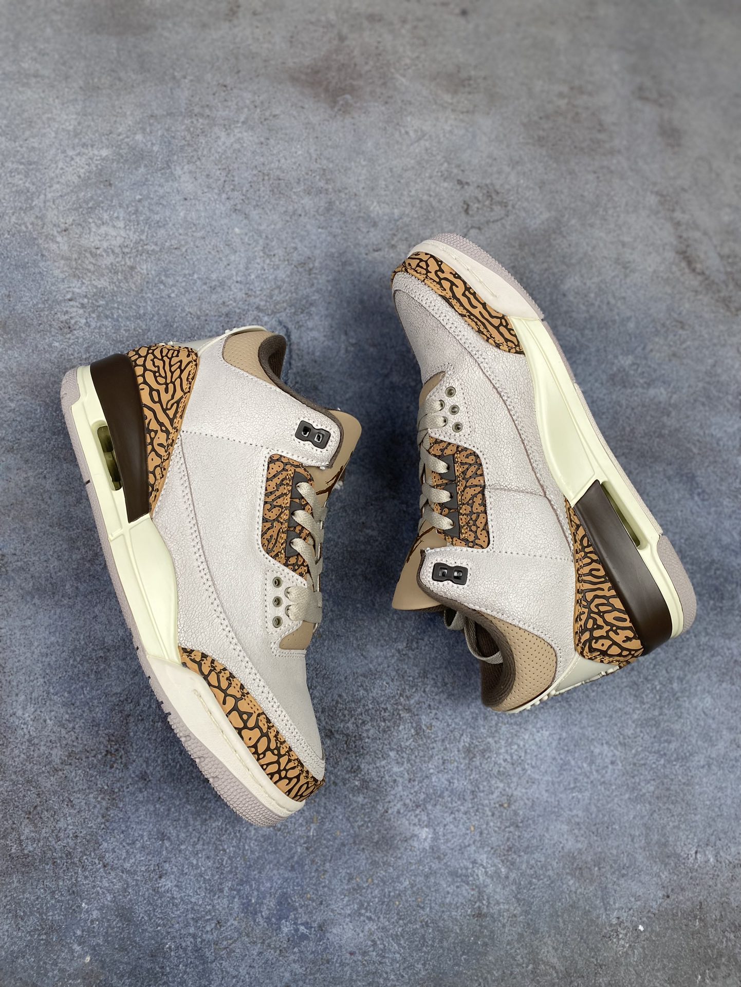 AJ3系列特价
年终套现 ✊✊
Air Jordan AJ3 Retro 白灰 CT8532 106
目