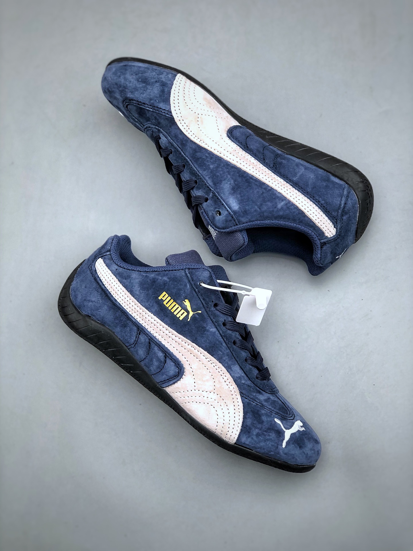 福利特价💰160 Puma Speedcat OG 彪马罗马阿莫尔系列百搭单品 复古运动休闲赛车跑鞋 以趣味十足又前卫复古的设计引领潮流将赛道精神融入街头时尚 开启前卫竞速之旅主打前卫复古风 Roma鞋款的鞋侧以复古的流线造型 缀以宝马经典Logo 巧妙吸睛而Speedcat鞋款以亮眼三色条纹元素缀以舒适鞋面赋予了独特的个性美学 演绎赛车的无尽能量  货号 380173 02尺码：35-45（半）