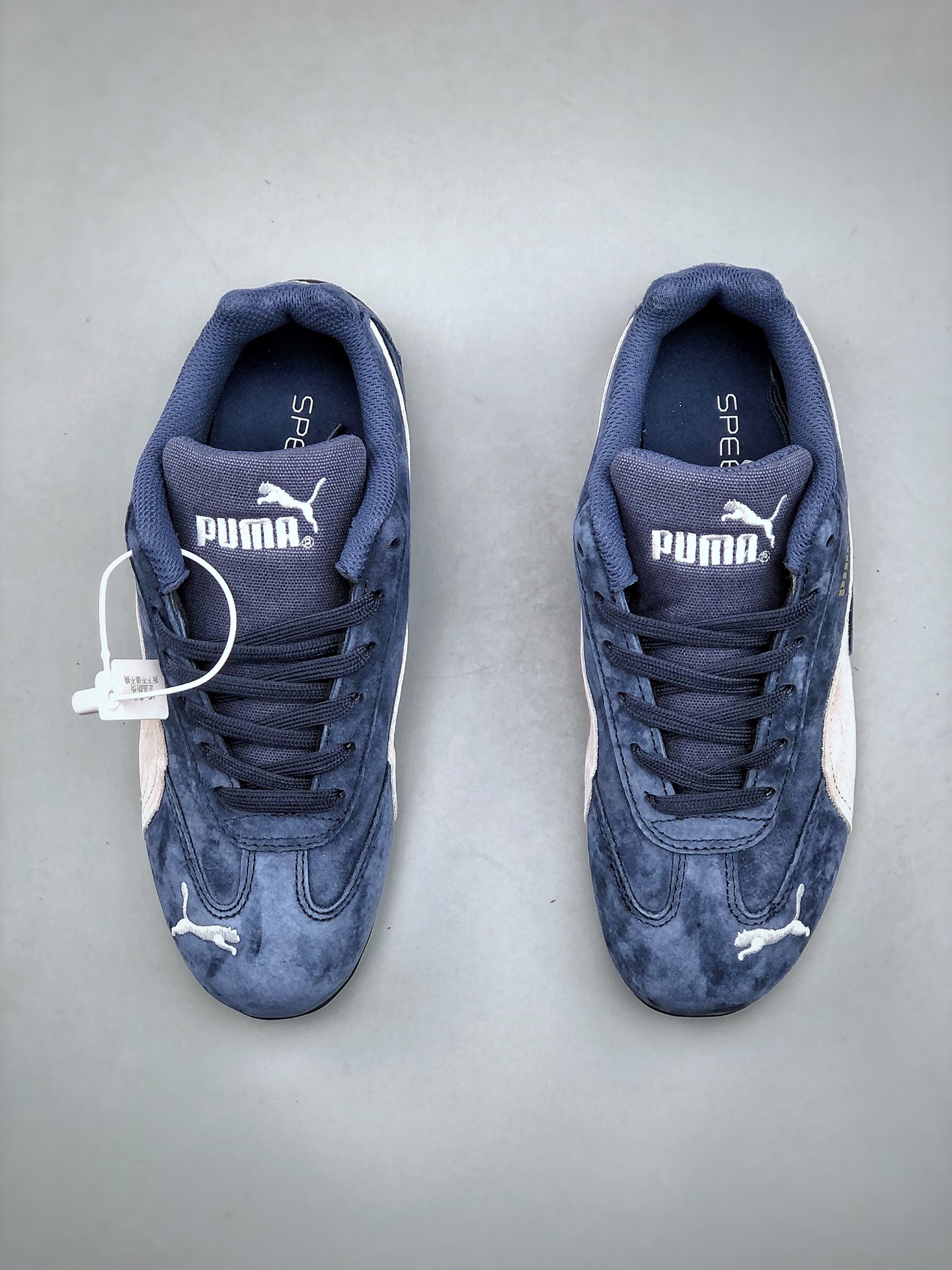 福利特价💰160 Puma Speedcat OG 彪马罗马阿莫尔系列百搭单品 复古运动休闲赛车跑鞋 以趣味十足又前卫复古的设计引领潮流将赛道精神融入街头时尚 开启前卫竞速之旅主打前卫复古风 Roma鞋款的鞋侧以复古的流线造型 缀以宝马经典Logo 巧妙吸睛而Speedcat鞋款以亮眼三色条纹元素缀以舒适鞋面赋予了独特的个性美学 演绎赛车的无尽能量  货号 380173 02尺码：35-45（半）