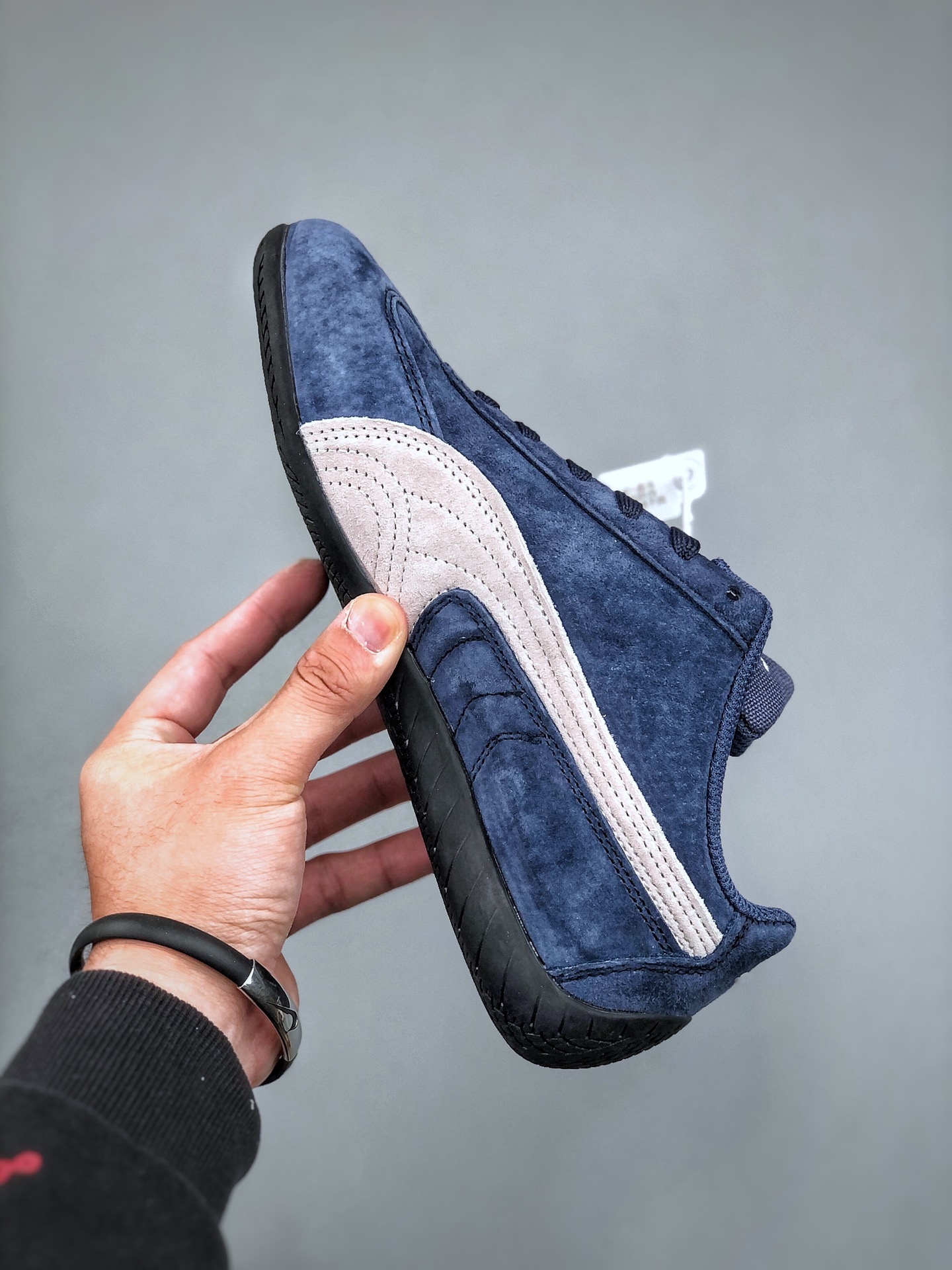 福利特价💰160 Puma Speedcat OG 彪马罗马阿莫尔系列百搭单品 复古运动休闲赛车跑鞋 以趣味十足又前卫复古的设计引领潮流将赛道精神融入街头时尚 开启前卫竞速之旅主打前卫复古风 Roma鞋款的鞋侧以复古的流线造型 缀以宝马经典Logo 巧妙吸睛而Speedcat鞋款以亮眼三色条纹元素缀以舒适鞋面赋予了独特的个性美学 演绎赛车的无尽能量  货号 380173 02尺码：35-45（半）