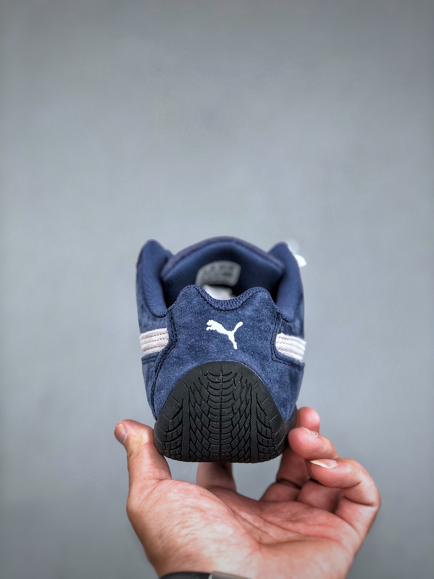 福利特价💰160 Puma Speedcat OG 彪马罗马阿莫尔系列百搭单品 复古运动休闲赛车跑鞋 以趣味十足又前卫复古的设计引领潮流将赛道精神融入街头时尚 开启前卫竞速之旅主打前卫复古风 Roma鞋款的鞋侧以复古的流线造型 缀以宝马经典Logo 巧妙吸睛而Speedcat鞋款以亮眼三色条纹元素缀以舒适鞋面赋予了独特的个性美学 演绎赛车的无尽能量  货号 380173 02尺码：35-45（半）