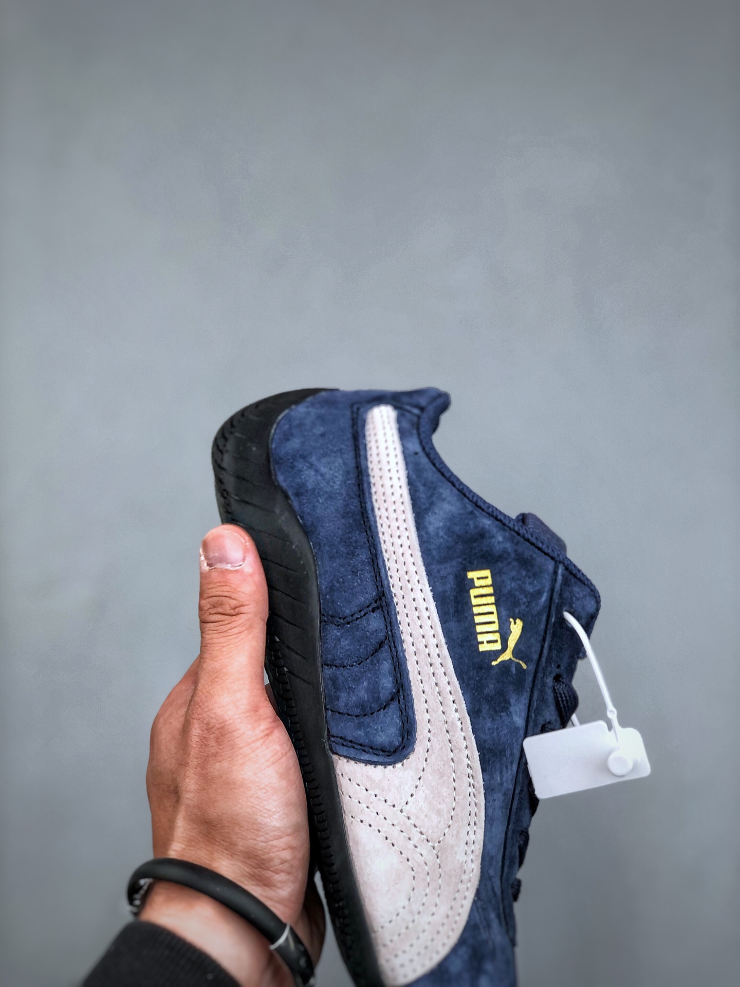 福利特价💰160 Puma Speedcat OG 彪马罗马阿莫尔系列百搭单品 复古运动休闲赛车跑鞋 以趣味十足又前卫复古的设计引领潮流将赛道精神融入街头时尚 开启前卫竞速之旅主打前卫复古风 Roma鞋款的鞋侧以复古的流线造型 缀以宝马经典Logo 巧妙吸睛而Speedcat鞋款以亮眼三色条纹元素缀以舒适鞋面赋予了独特的个性美学 演绎赛车的无尽能量  货号 380173 02尺码：35-45（半）