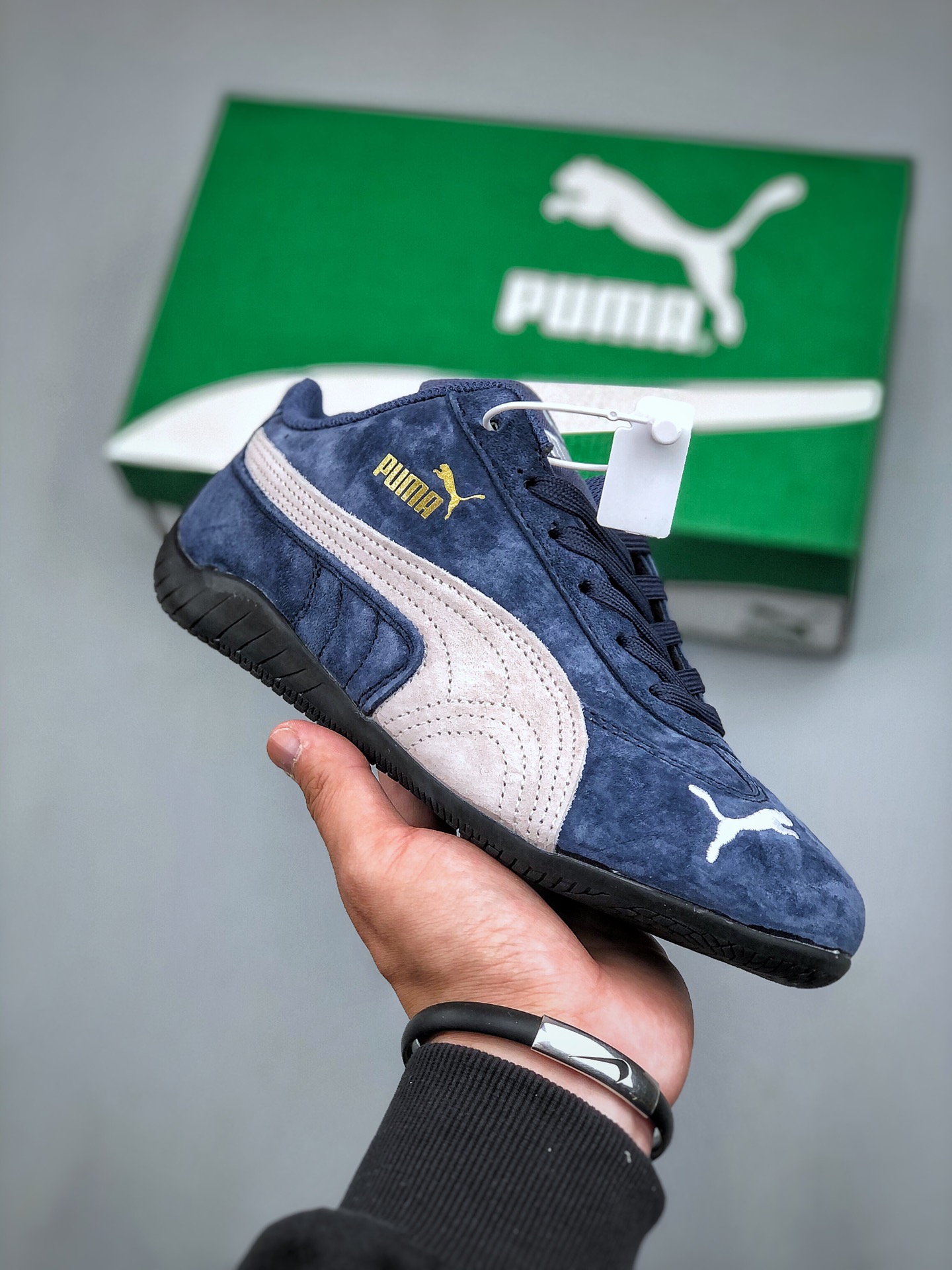 福利特价💰160 Puma Speedcat OG 彪马罗马阿莫尔系列百搭单品 复古运动休闲赛车跑鞋 以趣味十足又前卫复古的设计引领潮流将赛道精神融入街头时尚 开启前卫竞速之旅主打前卫复古风 Roma鞋款的鞋侧以复古的流线造型 缀以宝马经典Logo 巧妙吸睛而Speedcat鞋款以亮眼三色条纹元素缀以舒适鞋面赋予了独特的个性美学 演绎赛车的无尽能量  货号 380173 02尺码：35-45（半）