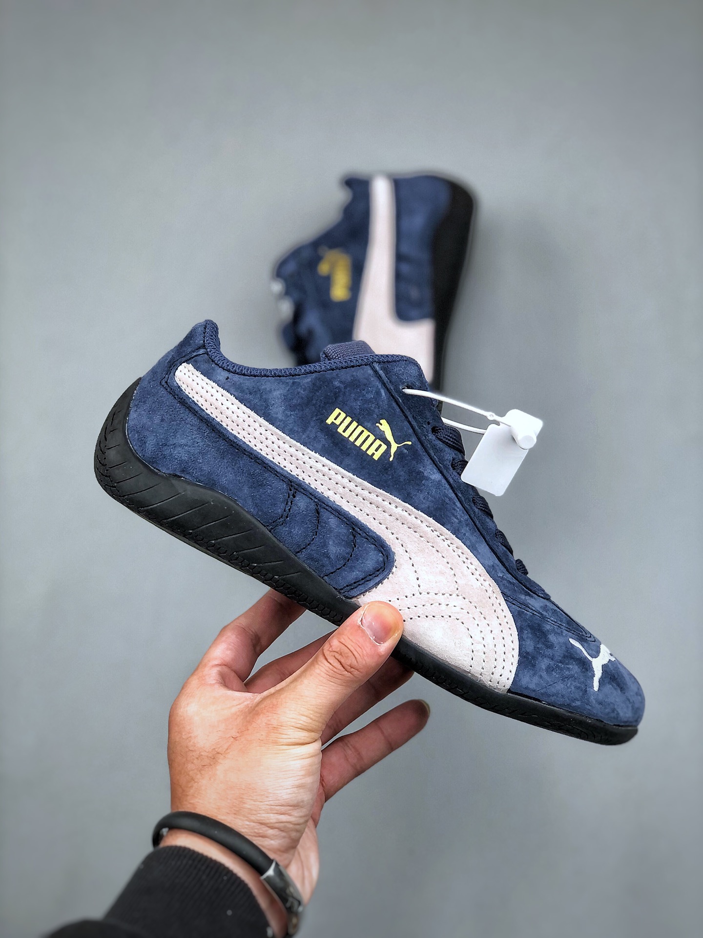福利特价💰160 Puma Speedcat OG 彪马罗马阿莫尔系列百搭单品 复古运动休闲赛车跑鞋 以趣味十足又前卫复古的设计引领潮流将赛道精神融入街头时尚 开启前卫竞速之旅主打前卫复古风 Roma鞋款的鞋侧以复古的流线造型 缀以宝马经典Logo 巧妙吸睛而Speedcat鞋款以亮眼三色条纹元素缀以舒适鞋面赋予了独特的个性美学 演绎赛车的无尽能量  货号 380173 02尺码：35-45（半）