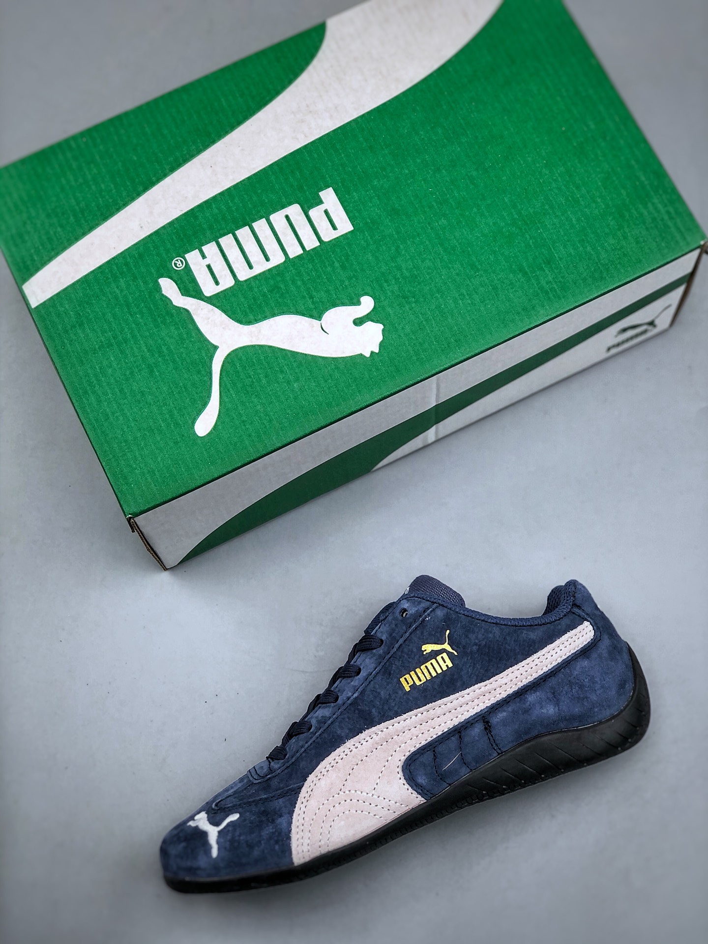 福利特价💰160 Puma Speedcat OG 彪马罗马阿莫尔系列百搭单品 复古运动休闲赛车跑鞋 以趣味十足又前卫复古的设计引领潮流将赛道精神融入街头时尚 开启前卫竞速之旅主打前卫复古风 Roma鞋款的鞋侧以复古的流线造型 缀以宝马经典Logo 巧妙吸睛而Speedcat鞋款以亮眼三色条纹元素缀以舒适鞋面赋予了独特的个性美学 演绎赛车的无尽能量  货号 380173 02尺码：35-45（半）