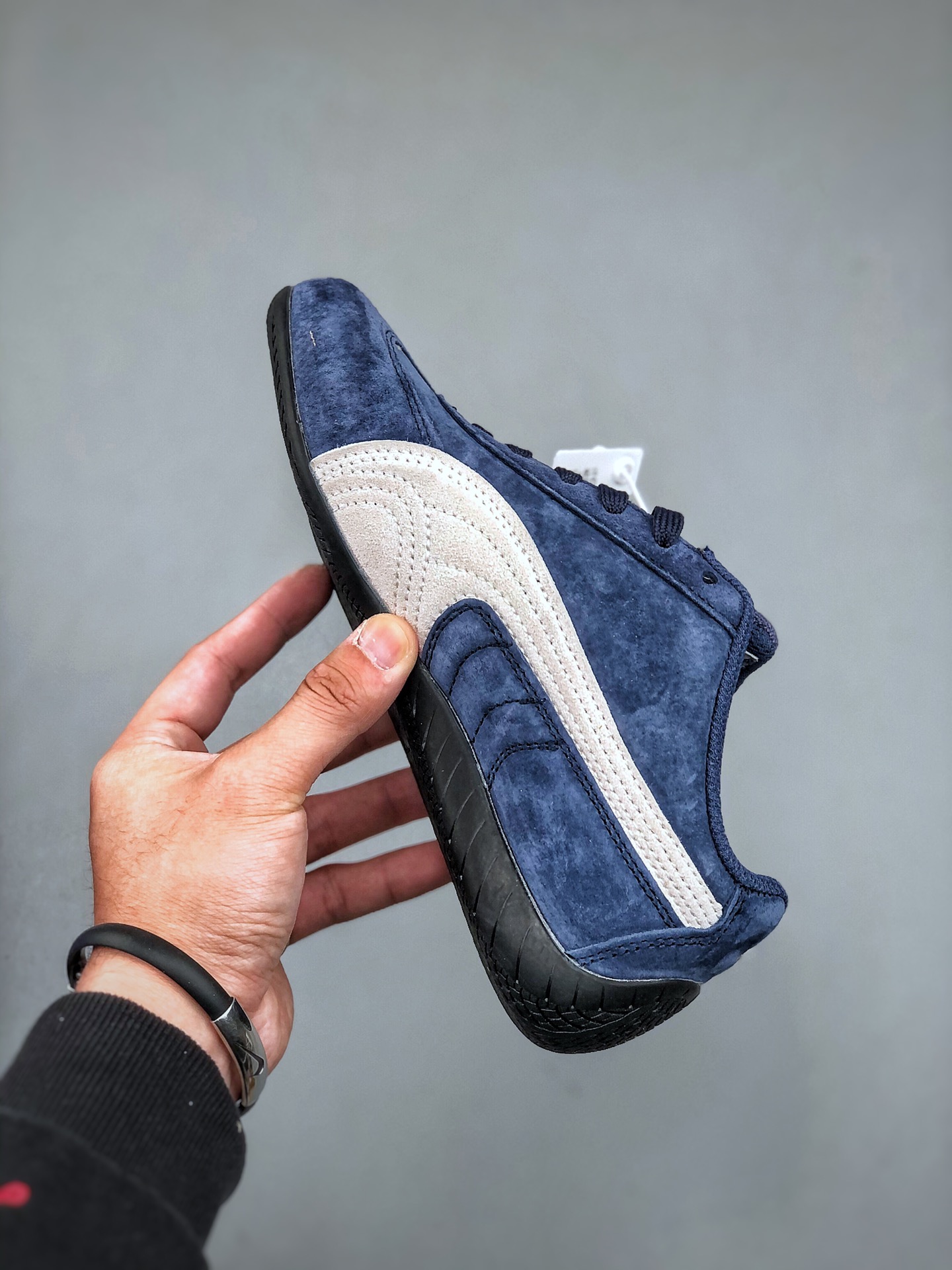 福利特价💰160 Puma Speedcat OG 彪马罗马阿莫尔系列百搭单品 复古运动休闲赛车跑鞋 以趣味十足又前卫复古的设计引领潮流将赛道精神融入街头时尚 开启前卫竞速之旅主打前卫复古风 Roma鞋款的鞋侧以复古的流线造型 缀以宝马经典Logo 巧妙吸睛而Speedcat鞋款以亮眼三色条纹元素缀以舒适鞋面赋予了独特的个性美学 演绎赛车的无尽能量  货号 307171 06 尺码：35-45（半）