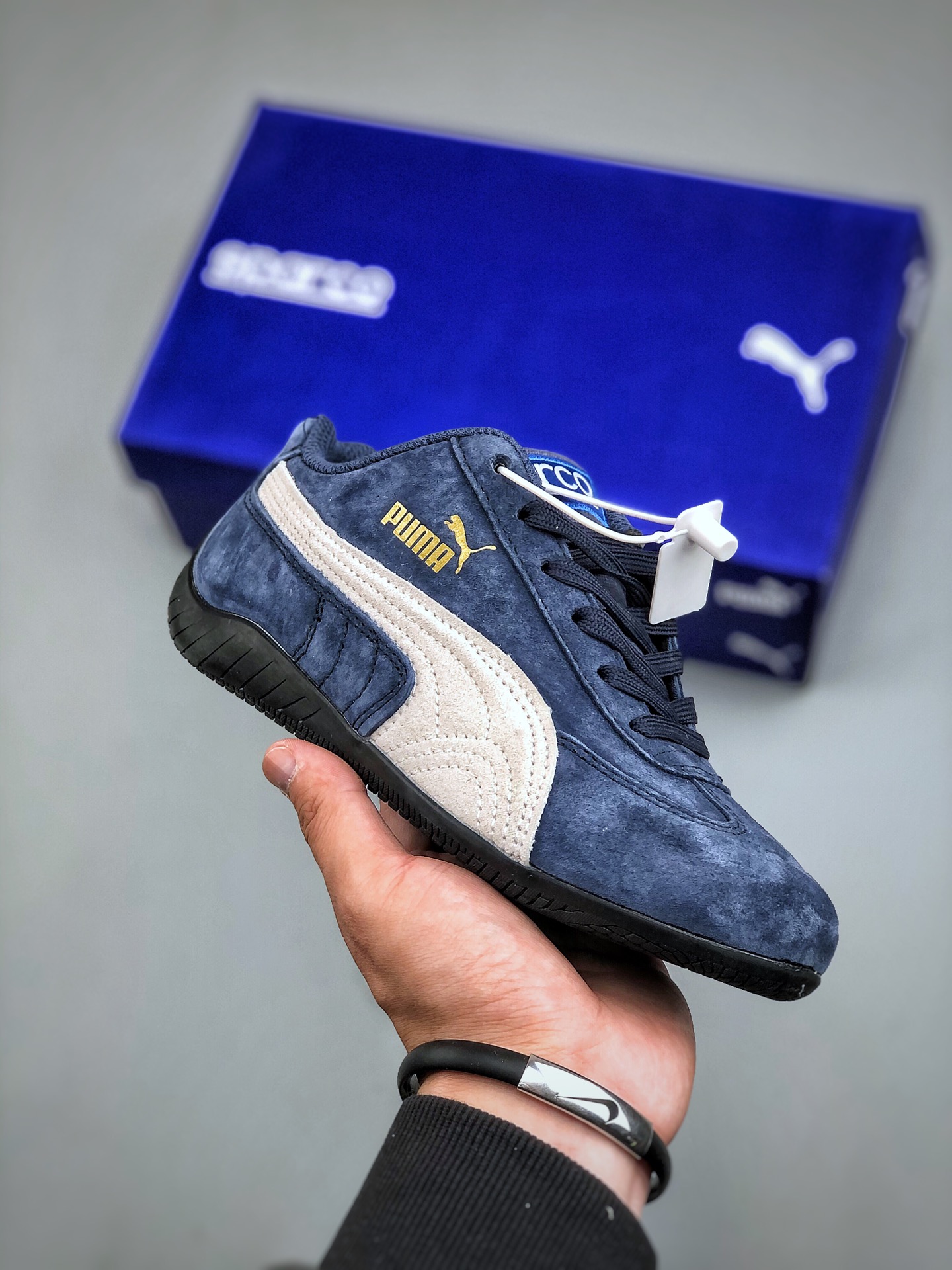 福利特价💰160 Puma Speedcat OG 彪马罗马阿莫尔系列百搭单品 复古运动休闲赛车跑鞋 以趣味十足又前卫复古的设计引领潮流将赛道精神融入街头时尚 开启前卫竞速之旅主打前卫复古风 Roma鞋款的鞋侧以复古的流线造型 缀以宝马经典Logo 巧妙吸睛而Speedcat鞋款以亮眼三色条纹元素缀以舒适鞋面赋予了独特的个性美学 演绎赛车的无尽能量  货号 307171 06 尺码：35-45（半）