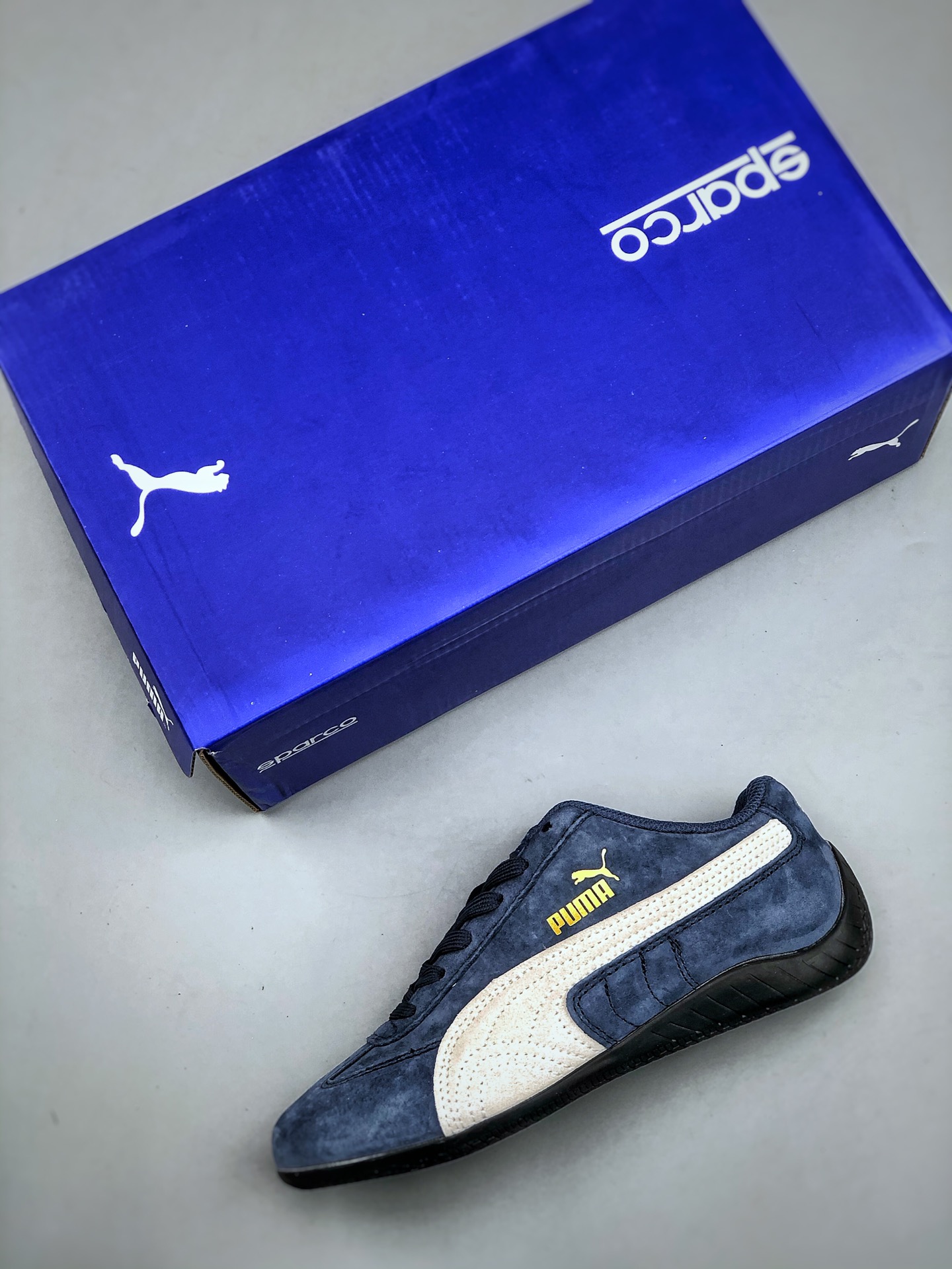 福利特价💰160 Puma Speedcat OG 彪马罗马阿莫尔系列百搭单品 复古运动休闲赛车跑鞋 以趣味十足又前卫复古的设计引领潮流将赛道精神融入街头时尚 开启前卫竞速之旅主打前卫复古风 Roma鞋款的鞋侧以复古的流线造型 缀以宝马经典Logo 巧妙吸睛而Speedcat鞋款以亮眼三色条纹元素缀以舒适鞋面赋予了独特的个性美学 演绎赛车的无尽能量  货号 307171 06 尺码：35-45（半）