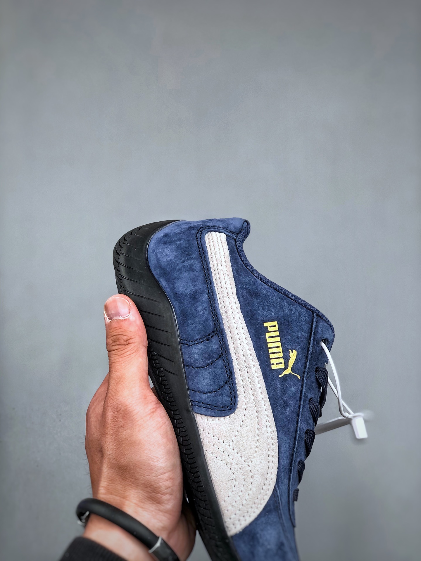 福利特价💰160 Puma Speedcat OG 彪马罗马阿莫尔系列百搭单品 复古运动休闲赛车跑鞋 以趣味十足又前卫复古的设计引领潮流将赛道精神融入街头时尚 开启前卫竞速之旅主打前卫复古风 Roma鞋款的鞋侧以复古的流线造型 缀以宝马经典Logo 巧妙吸睛而Speedcat鞋款以亮眼三色条纹元素缀以舒适鞋面赋予了独特的个性美学 演绎赛车的无尽能量  货号 307171 06 尺码：35-45（半）