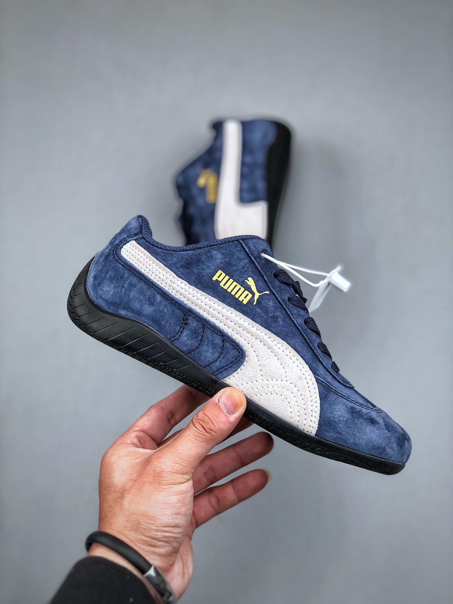 福利特价💰160 Puma Speedcat OG 彪马罗马阿莫尔系列百搭单品 复古运动休闲赛车跑鞋 以趣味十足又前卫复古的设计引领潮流将赛道精神融入街头时尚 开启前卫竞速之旅主打前卫复古风 Roma鞋款的鞋侧以复古的流线造型 缀以宝马经典Logo 巧妙吸睛而Speedcat鞋款以亮眼三色条纹元素缀以舒适鞋面赋予了独特的个性美学 演绎赛车的无尽能量  货号 307171 06 尺码：35-45（半）