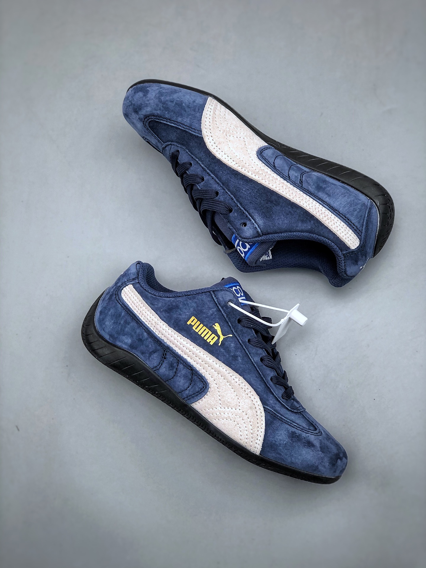 福利特价💰160 Puma Speedcat OG 彪马罗马阿莫尔系列百搭单品 复古运动休闲赛车跑鞋 以趣味十足又前卫复古的设计引领潮流将赛道精神融入街头时尚 开启前卫竞速之旅主打前卫复古风 Roma鞋款的鞋侧以复古的流线造型 缀以宝马经典Logo 巧妙吸睛而Speedcat鞋款以亮眼三色条纹元素缀以舒适鞋面赋予了独特的个性美学 演绎赛车的无尽能量  货号 307171 06 尺码：35-45（半）