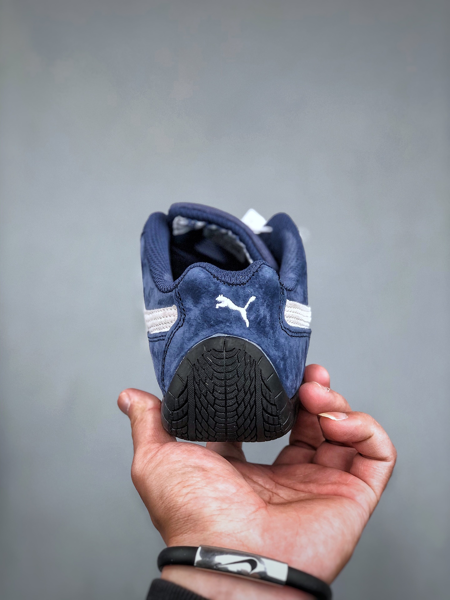 福利特价💰160 Puma Speedcat OG 彪马罗马阿莫尔系列百搭单品 复古运动休闲赛车跑鞋 以趣味十足又前卫复古的设计引领潮流将赛道精神融入街头时尚 开启前卫竞速之旅主打前卫复古风 Roma鞋款的鞋侧以复古的流线造型 缀以宝马经典Logo 巧妙吸睛而Speedcat鞋款以亮眼三色条纹元素缀以舒适鞋面赋予了独特的个性美学 演绎赛车的无尽能量  货号 307171 06 尺码：35-45（半）