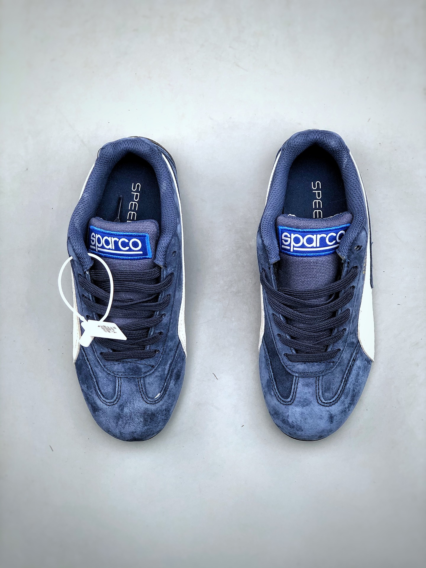 福利特价💰160 Puma Speedcat OG 彪马罗马阿莫尔系列百搭单品 复古运动休闲赛车跑鞋 以趣味十足又前卫复古的设计引领潮流将赛道精神融入街头时尚 开启前卫竞速之旅主打前卫复古风 Roma鞋款的鞋侧以复古的流线造型 缀以宝马经典Logo 巧妙吸睛而Speedcat鞋款以亮眼三色条纹元素缀以舒适鞋面赋予了独特的个性美学 演绎赛车的无尽能量  货号 307171 06 尺码：35-45（半）