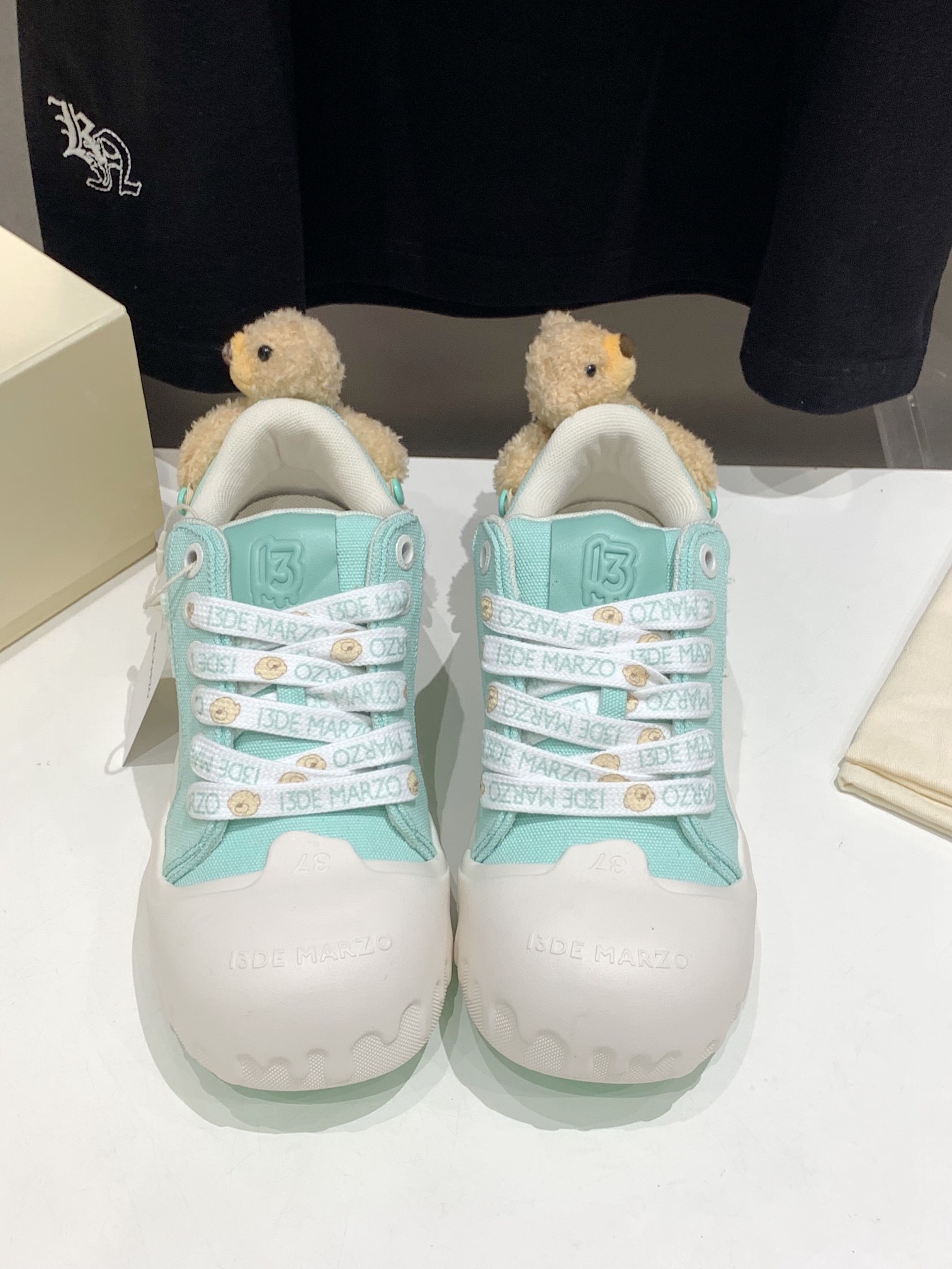 NO:174489,43DE MARZO 25/ New dissolving canvas shoes, fashionable and cute retro low-top casual shoes. The official spring and summer show of Dexue shoes, fashionable and versatile, salty and sweet, and does not polish the feet at all. The girl's heart is full of youth. Whether worn barefoot or paired with socks, it will reduce age and is super invincible and versatile!  Customized original canvas on the upper, imported sheepskin inside, original rubber outsole, Size35-39, casual shoes/sports shoes, sneakers, sheepskin, socks1986090943DE MARZO 25/ 新款溶解帆布鞋时尚可爱复古低帮休闲鞋 德训鞋官方春夏走秀新款,时髦百搭·即可咸又可甜·一点也不磨脚少女心满满爆棚 无论光脚穿还是搭配袜子穿都超级减龄 超级无敌百搭！ 鞋面定制原版帆布 内里进口羊皮 鞋底原版橡胶大底 Size35-39,休闲鞋/运动鞋,sneakers,sheepskin,socks,Women's Shoes