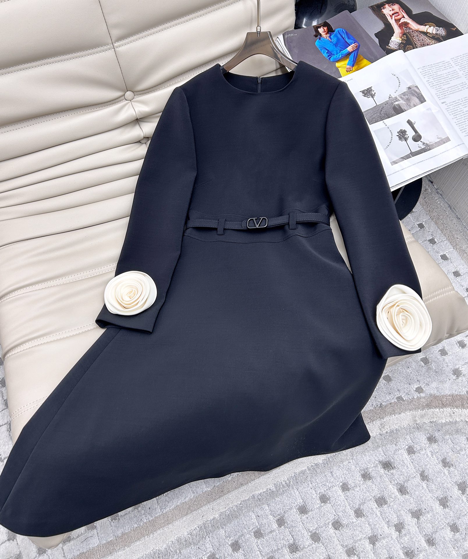 NO:294546,——25 Valentino's new early spring style, handmade three-dimensional long-sleeved dress, original custom style design, three-dimensional flower sleeve custom fabric, full texture, slim and versatile style. It is not picky about people's outfits. Recommended SML., valentino, skirts, alexander wang19860909——25 华伦天奴早春新款 手工立体捏花长袖连衣裙,原版定制版型设计,立体花朵袖定制面料 质感十足,版型显瘦百搭.不挑人穿搭.推荐SML.,,valentino,skirts,alexander wang,Women's clothing