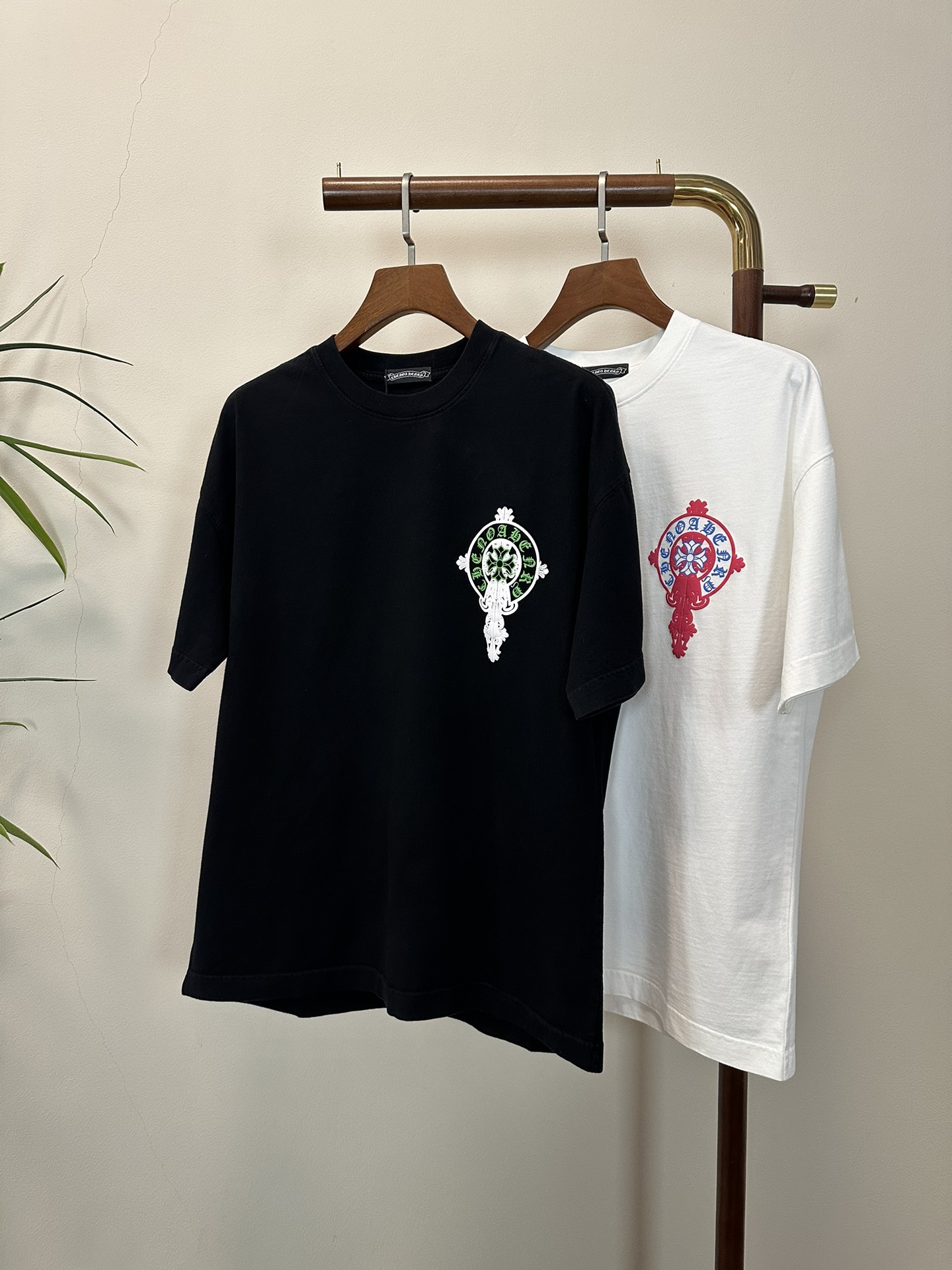 NO:423483,(Support after-sales service after-sales service after-sales service) CH Croxin 2025 new round neck short-sleeved T-shirt high-end version!  Customized fabrics for counters are breathable and comfortable, with impeccable details, and the brand element design concept reflects high quality. The feel is delicate and soft!  It is casually cut, with a great upper body style!  S-XL, chrome hearts, T-shirt,tees, t-shirt,alexander wang19860909（支持年后售后） CH 克罗心2025新款 圆领 短袖 T恤 高端版本！专柜定制面料 透气舒适度高,细节无可挑剔,品牌元素设计理念,体现高品质.手感细腻柔软！呈现休闲裁剪,上身版型超赞！ 码数S- XL,,chrome hearts,T-shirt,tees，t-shirt,alexander wang,Men's clothing