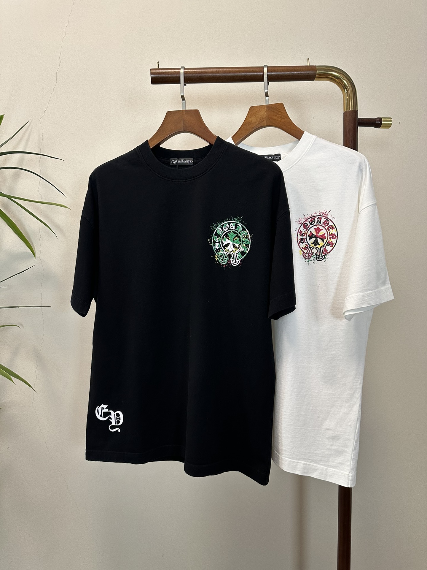 NO:416498,(Support after-sales service after-sales service after-sales service) CH Croxin 2025 new round neck short-sleeved T-shirt high-end version!  Customized fabrics for counters are breathable and comfortable, with impeccable details, and the brand element design concept reflects high quality. The feel is delicate and soft!  It is casually cut, with a great upper body style!  S-XL, chrome hearts, T-shirt,tees, t-shirt,alexander wang19860909（支持年后售后） CH 克罗心2025新款 圆领 短袖 T恤 高端版本！专柜定制面料 透气舒适度高,细节无可挑剔,品牌元素设计理念,体现高品质.手感细腻柔软！呈现休闲裁剪,上身版型超赞！ 码数S- XL,,chrome hearts,T-shirt,tees，t-shirt,alexander wang,Men's clothing