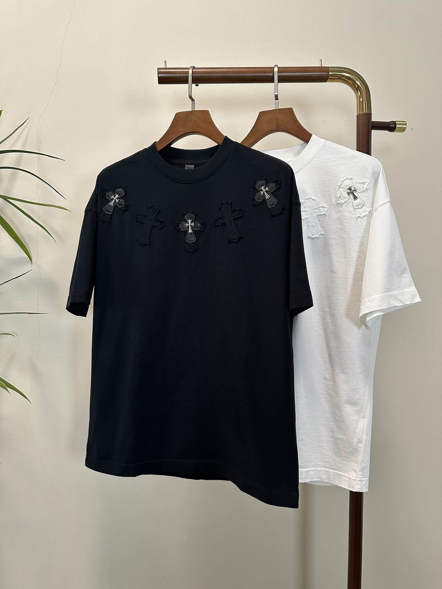 NO:423475,(Supports after-sales service after-sales service after-sales service) CH Croxin 2025 new round neck short-sleeved T-shirt high-end version!  Customized fabrics for counters are breathable and comfortable, with impeccable details, and the brand element design concept reflects high quality. The feel is delicate and soft!  It is casually cut, with a great upper body style!  S-XL, chrome hearts, T-shirt,tees, t-shirt,alexander wang19860909（ 支持年后售后） CH 克罗心2025新款 圆领 短袖 T恤 高端版本！专柜定制面料 透气舒适度高,细节无可挑剔,品牌元素设计理念,体现高品质.手感细腻柔软！呈现休闲裁剪,上身版型超赞！ 码数S- XL,,chrome hearts,T-shirt,tees，t-shirt,alexander wang,Men's clothing