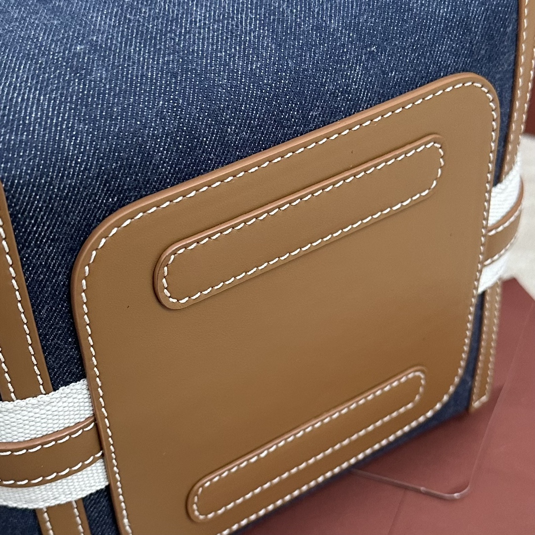 
Loro piana 中水桶
Bale中号手袋
颜色：蓝色牛仔布
这款中号水桶包采用优质皮革制成，灵感