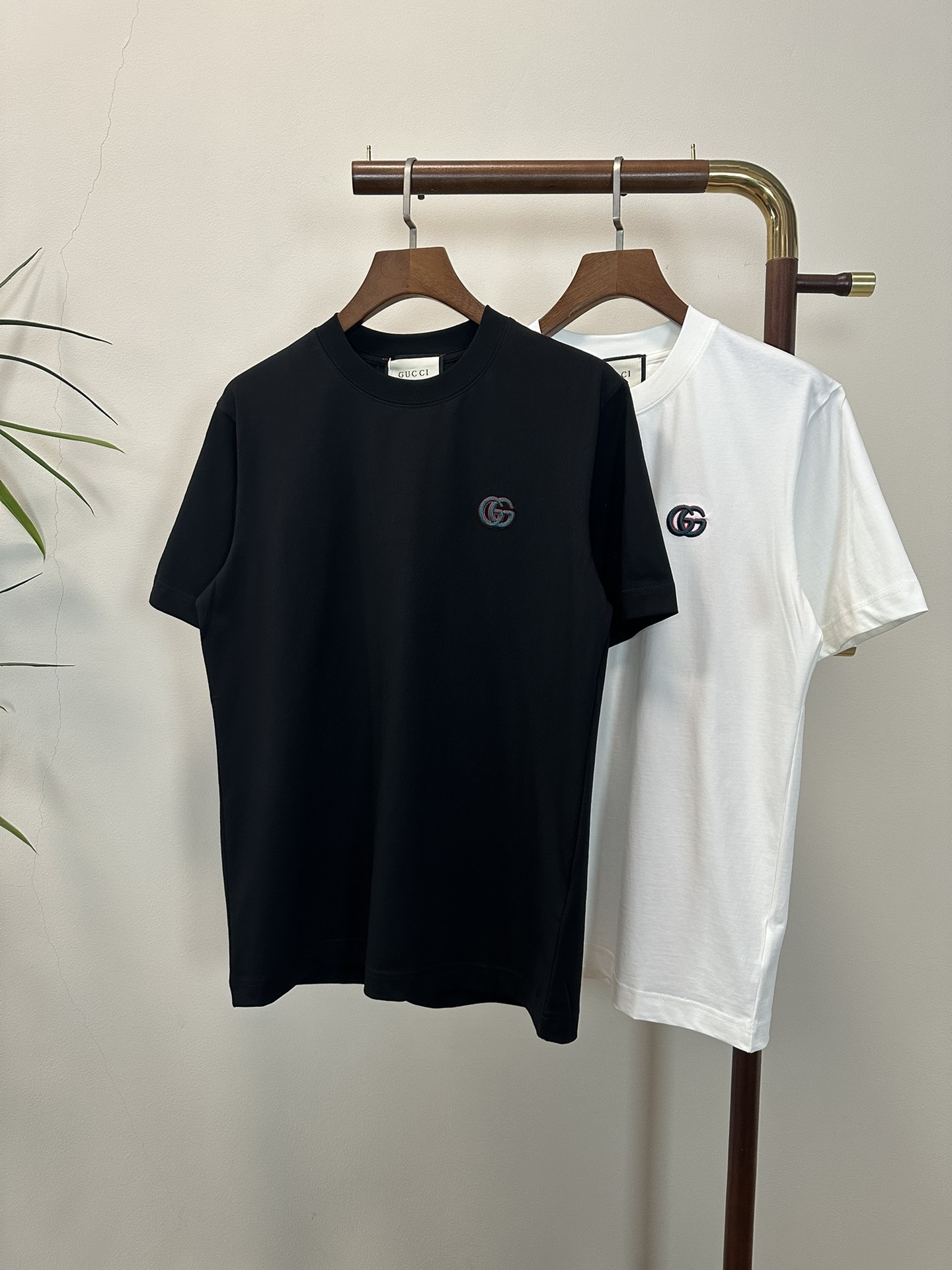 NO:423449,(Supports after-sales service after-sales service after-sales service) GU Gucci 2025 new round neck short-sleeved T-shirt high-end version!  Customized fabrics for counters are breathable and comfortable, with impeccable details, and the brand element design concept reflects high quality. The feel is delicate and soft!  It is casually cut, with a great upper body style!  S-XXL, gucci, T-shirt,tees, t-shirt,alexander wang19860909（支持年后售后） GU 古驰2025新款 圆领 短袖 T恤 高端版本！专柜定制面料 透气舒适度高,细节无可挑剔,品牌元素设计理念,体现高品质.手感细腻柔软！呈现休闲裁剪,上身版型超赞！ 码数S- XXL,,gucci,T-shirt,tees，t-shirt,alexander wang,Men's clothing