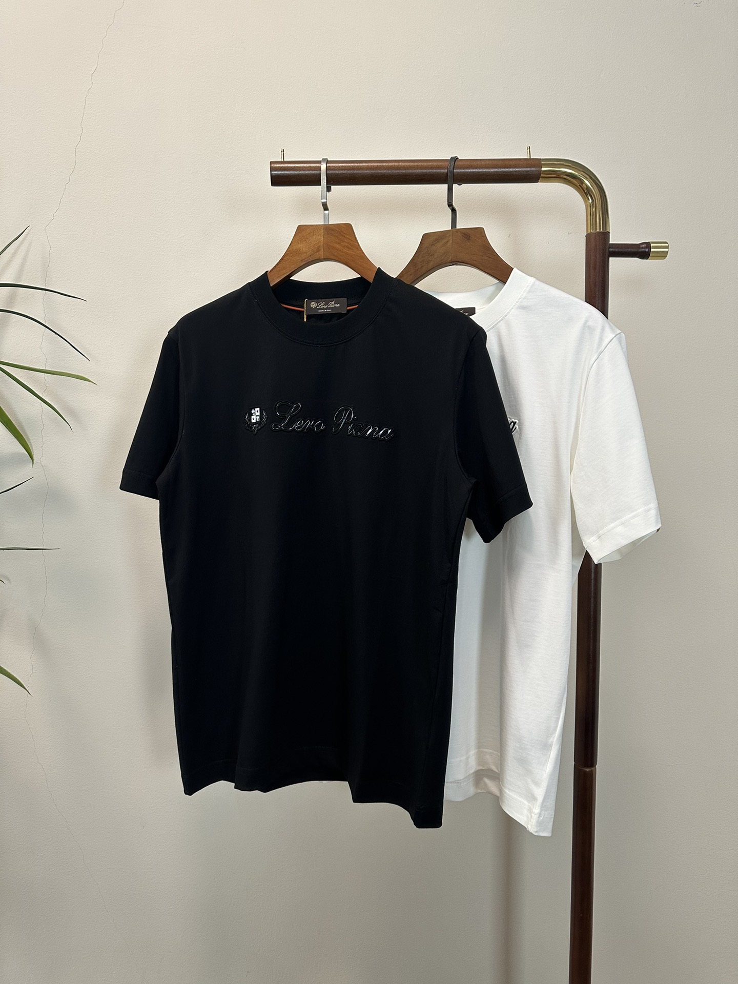 NO:423406,(Support after-sales service after-sales service after-sales service) L P 1994 new round neck short-sleeved T-shirt high-end version!  Customized fabrics for counters are breathable and comfortable, with impeccable details, and the brand element design concept reflects high quality. The feel is delicate and soft!  It is casually cut, with a great upper body style!  S-XXL, T-shirt,tees,t-shirt,alexander wang19860909（支持年后售后） L P 1994新款 圆领 短袖 T恤 高端版本！专柜定制面料 透气舒适度高,细节无可挑剔,品牌元素设计理念,体现高品质.手感细腻柔软！呈现休闲裁剪,上身版型超赞！ 码数S- XXL,,T-shirt,tees，t-shirt,alexander wang,Men's clothing