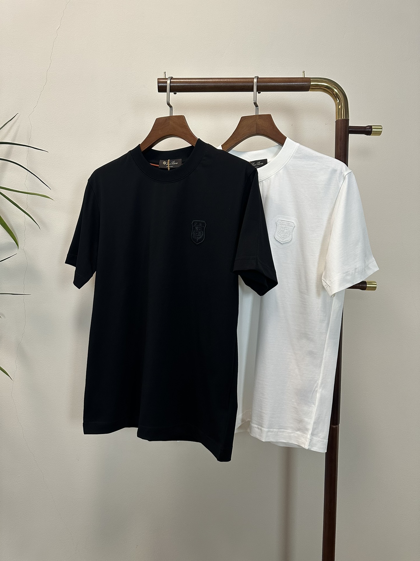 NO:423440,(Support after-sales service after-sales service after-sales service) LP new round neck short-sleeved T-shirt high-end version!  Customized fabrics for counters are breathable and comfortable, with impeccable details, and the brand element design concept reflects high quality. The feel is delicate and soft!  It is casually cut, with a great upper body style!  S-XXL, loro piana, T-shirt,tees, t-shirt,alexander wang19860909（支持年后售后） LP 新款 圆领 短袖 T恤 高端版本！专柜定制面料 透气舒适度高,细节无可挑剔,品牌元素设计理念,体现高品质.手感细腻柔软！呈现休闲裁剪,上身版型超赞！ 码数S- XXL,,loro piana,T-shirt,tees，t-shirt,alexander wang,Men's clothing