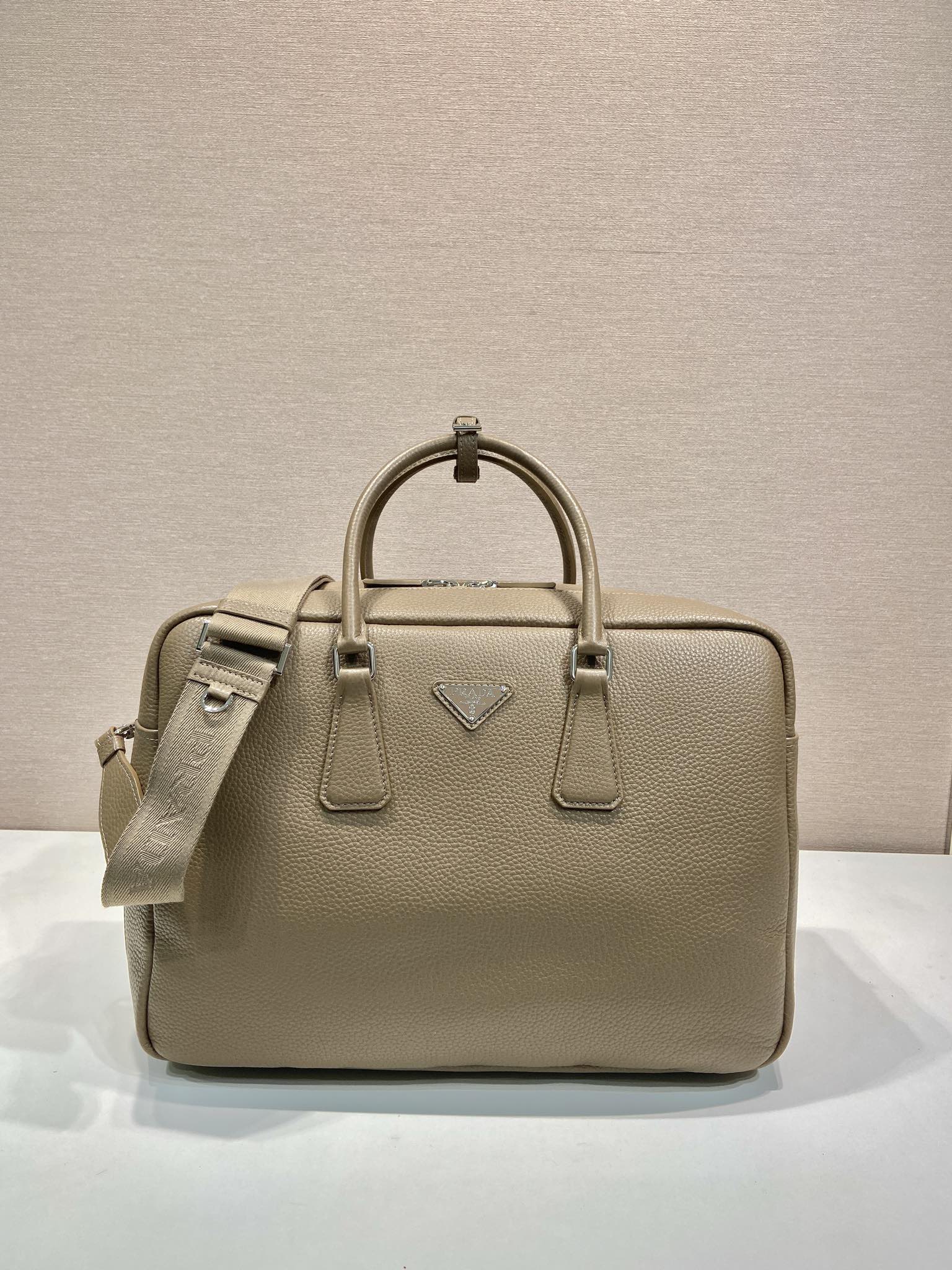Elegante Prada Aktetas van Kalfsleer met Schouderriem - 40x28.5x16 cm