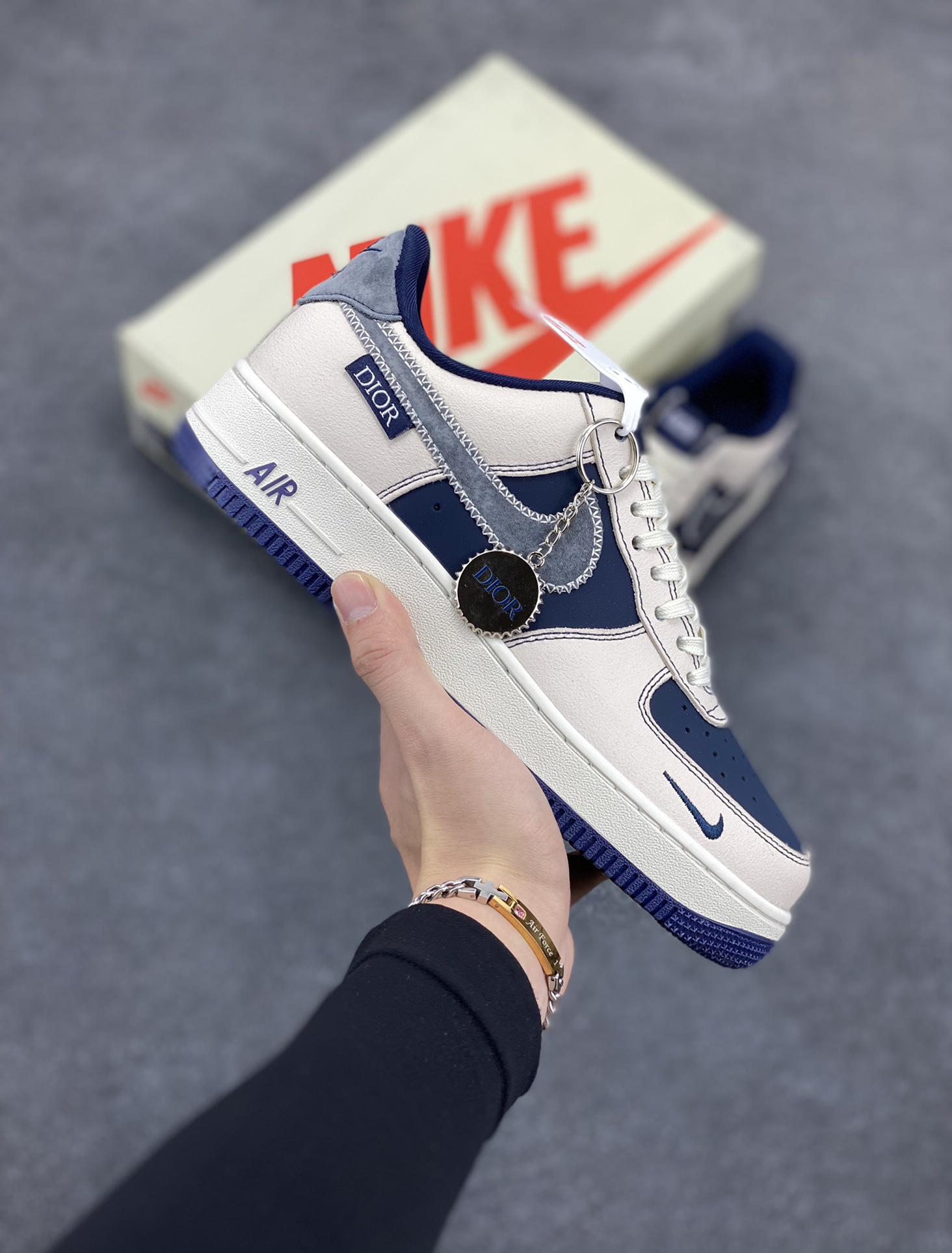 Nike Air Force 1 ’07 Low 空军一号低帮百搭休闲运动板鞋。柔软、弹性十足的缓震性能和出色的中底设计,横跨复古与现代的外型结合,造就出风靡全球三十多年的Force 1,直到今天还深受青睐 货号:KK1988-012 尺码:40 41 42 43 44 45-选品中心