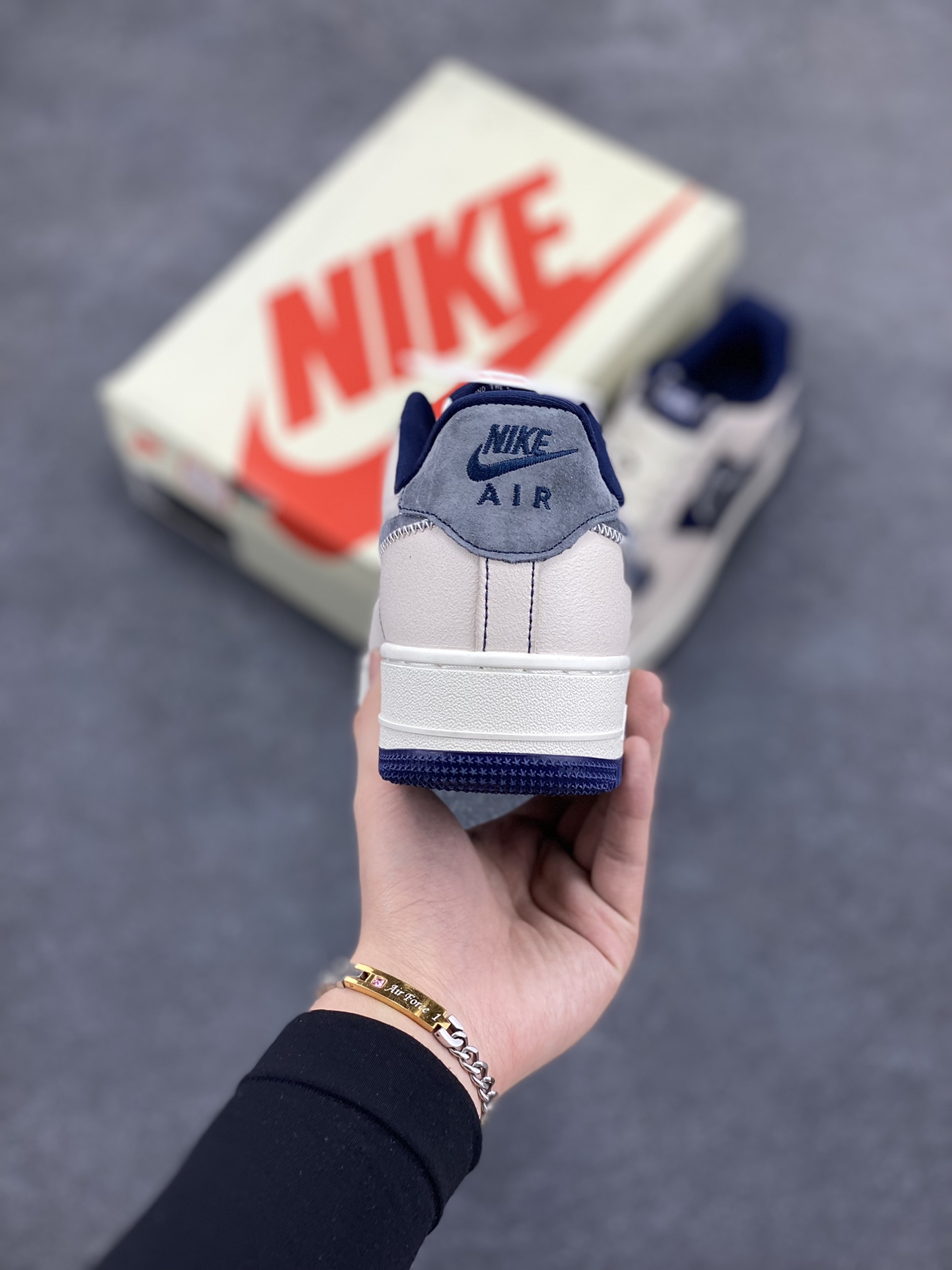 图片[4]-Nike Air Force 1 ’07 Low 空军一号低帮百搭休闲运动板鞋。柔软、弹性十足的缓震性能和出色的中底设计，横跨复古与现代的外型结合，造就出风靡全球三十多年的Force 1，直到今天还深受青睐 货号：KK1988-012 尺码：40 41 42 43 44 45-选品中心