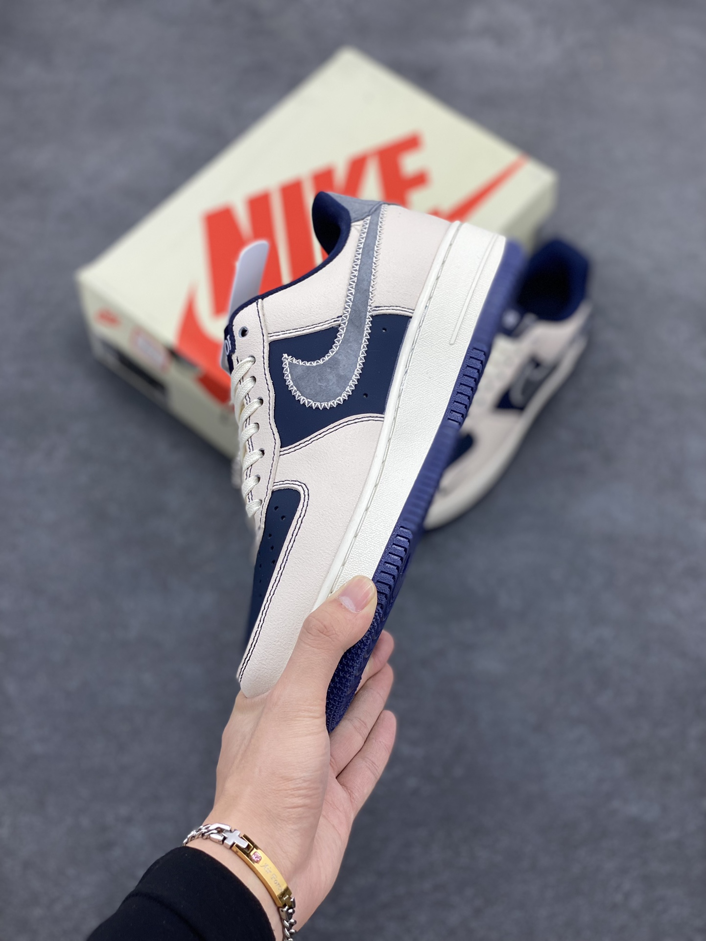 图片[3]-Nike Air Force 1 ’07 Low 空军一号低帮百搭休闲运动板鞋。柔软、弹性十足的缓震性能和出色的中底设计，横跨复古与现代的外型结合，造就出风靡全球三十多年的Force 1，直到今天还深受青睐 货号：KK1988-012 尺码：40 41 42 43 44 45-选品中心