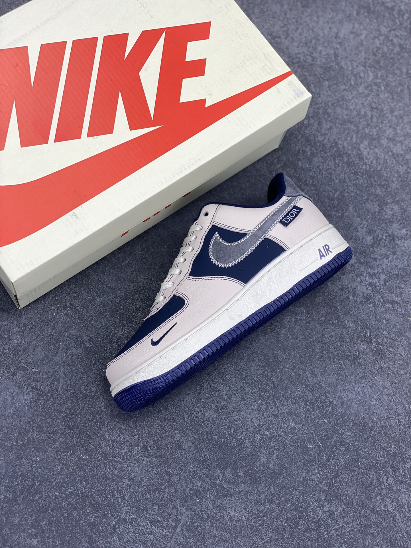图片[7]-Nike Air Force 1 ’07 Low 空军一号低帮百搭休闲运动板鞋。柔软、弹性十足的缓震性能和出色的中底设计，横跨复古与现代的外型结合，造就出风靡全球三十多年的Force 1，直到今天还深受青睐 货号：KK1988-012 尺码：40 41 42 43 44 45-选品中心