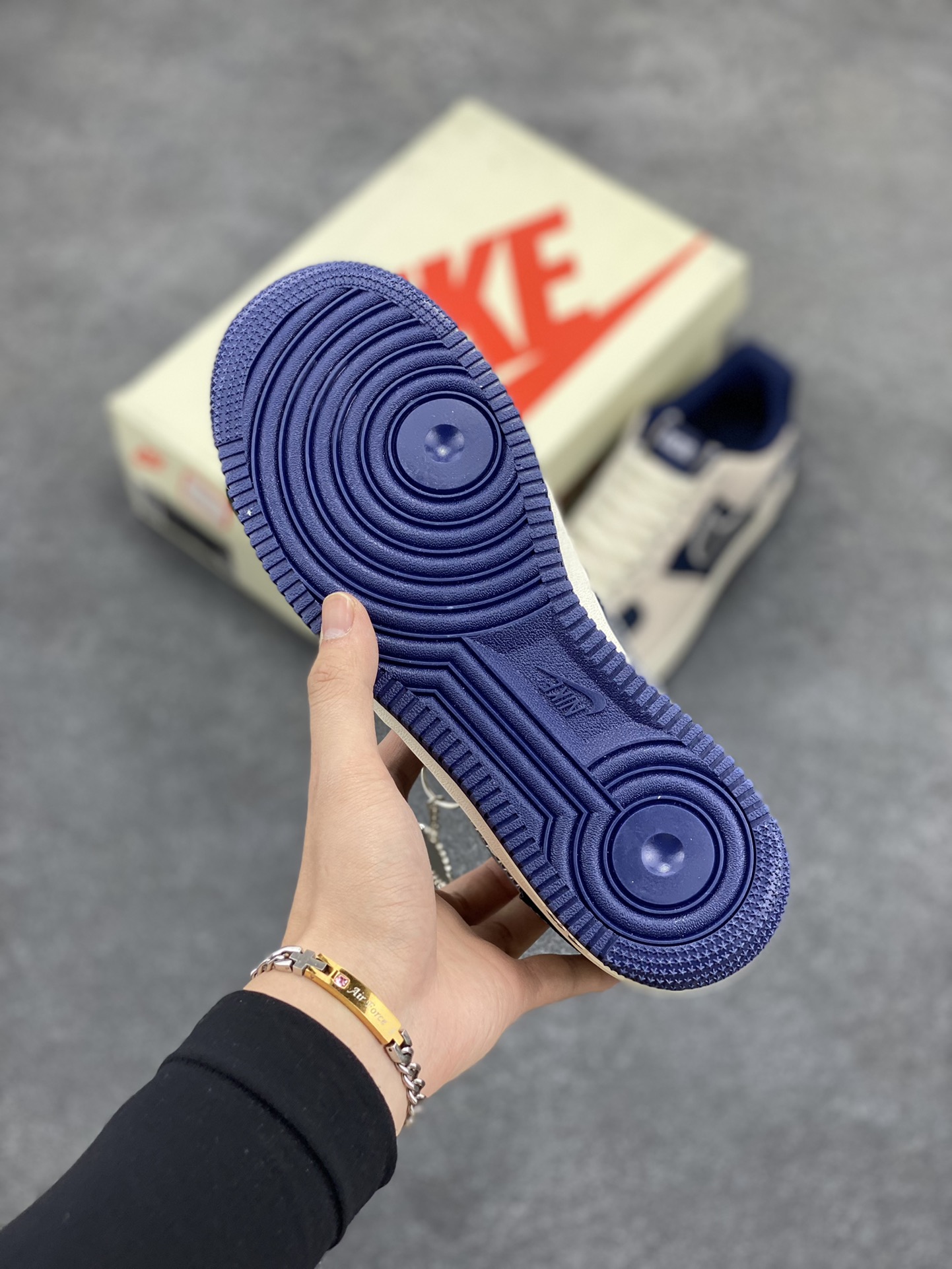 图片[5]-Nike Air Force 1 ’07 Low 空军一号低帮百搭休闲运动板鞋。柔软、弹性十足的缓震性能和出色的中底设计，横跨复古与现代的外型结合，造就出风靡全球三十多年的Force 1，直到今天还深受青睐 货号：KK1988-012 尺码：40 41 42 43 44 45-选品中心