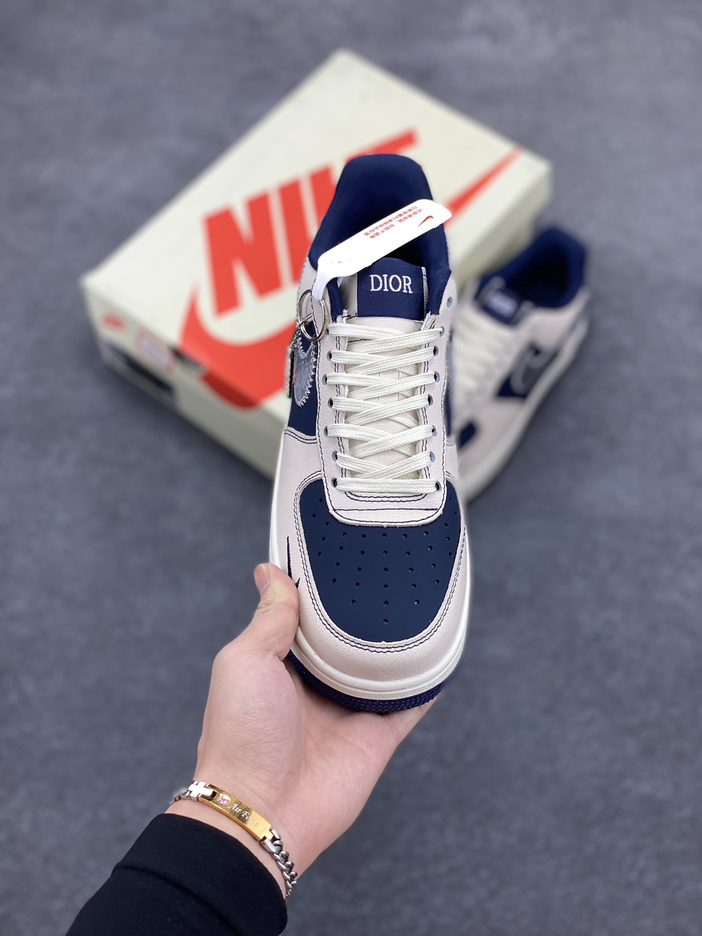 图片[2]-Nike Air Force 1 ’07 Low 空军一号低帮百搭休闲运动板鞋。柔软、弹性十足的缓震性能和出色的中底设计，横跨复古与现代的外型结合，造就出风靡全球三十多年的Force 1，直到今天还深受青睐 货号：KK1988-012 尺码：40 41 42 43 44 45-选品中心